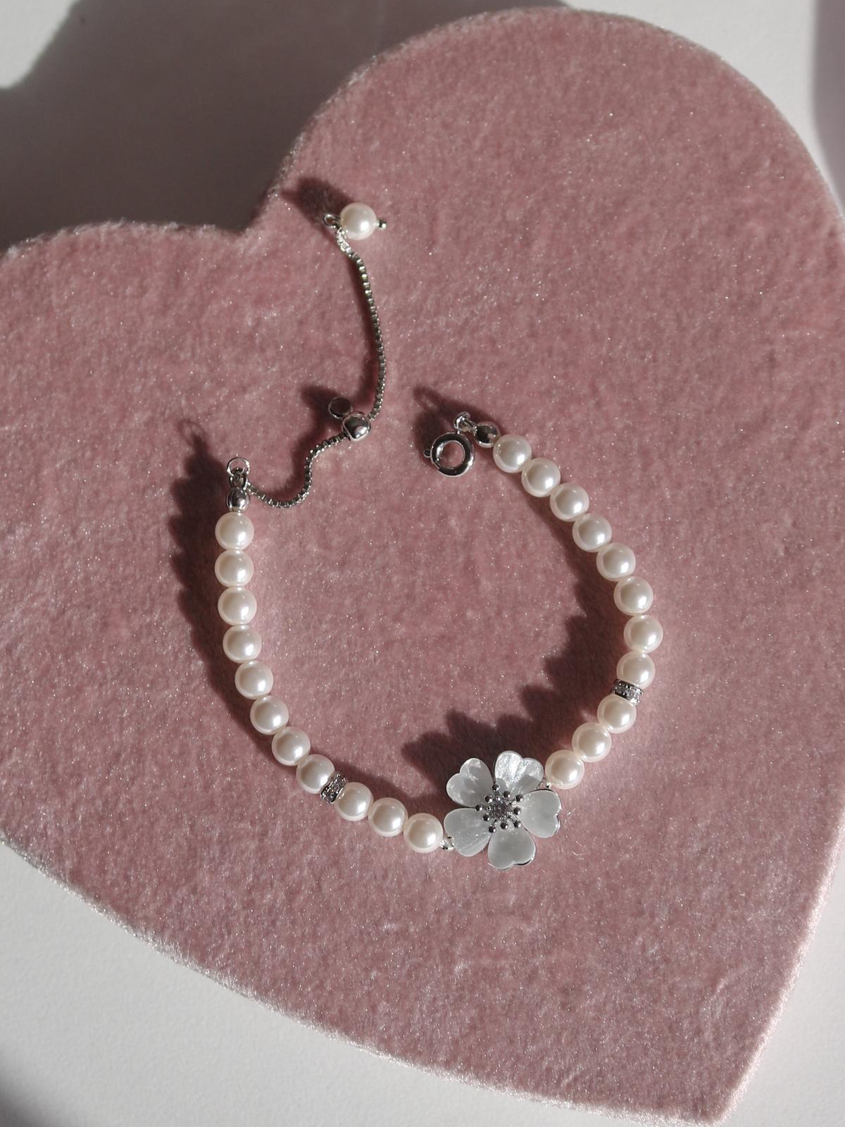 White Blossom Asansör Bileklik