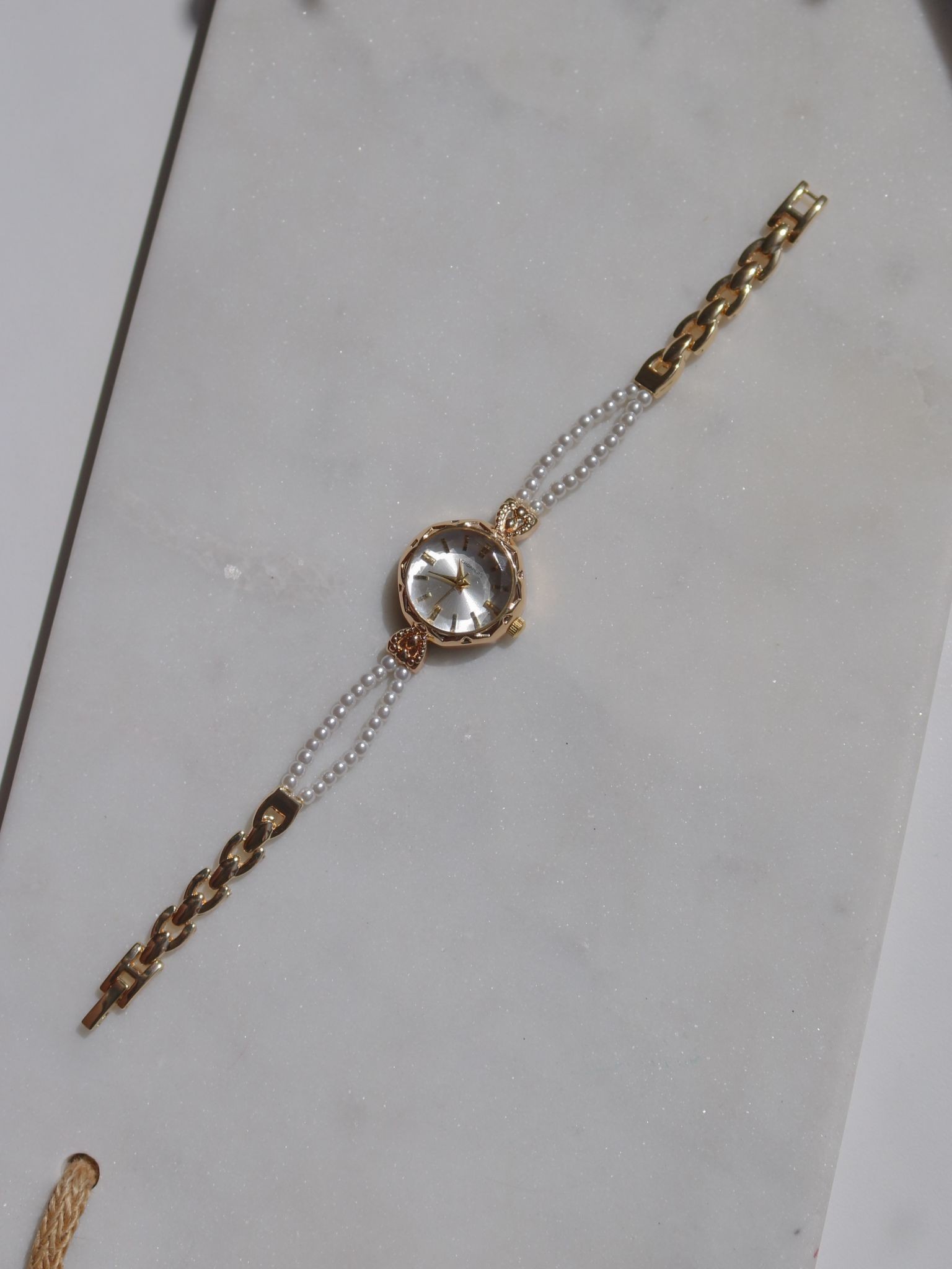 White Pearls Saat