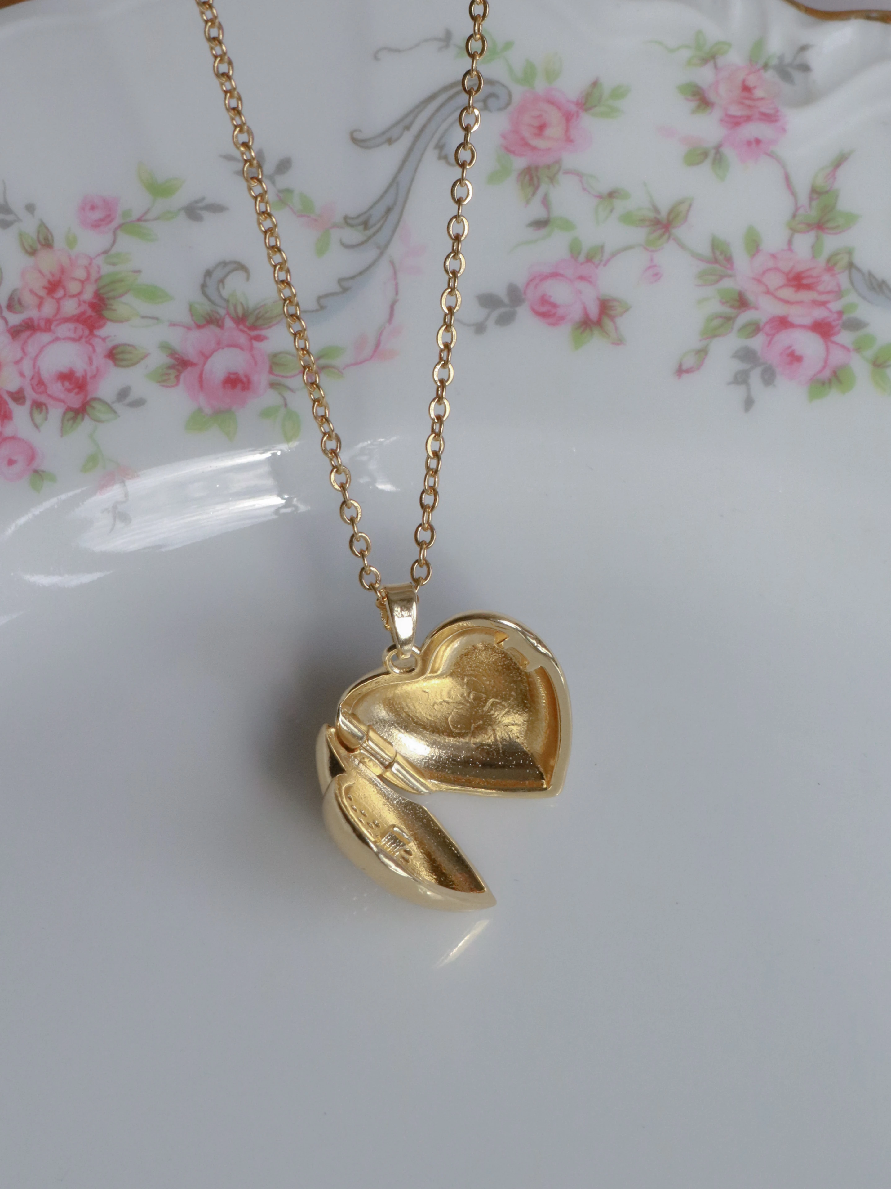 Butterfly in My Heart Kişiye Özel Fotoğraflı Kapaklı Kolye