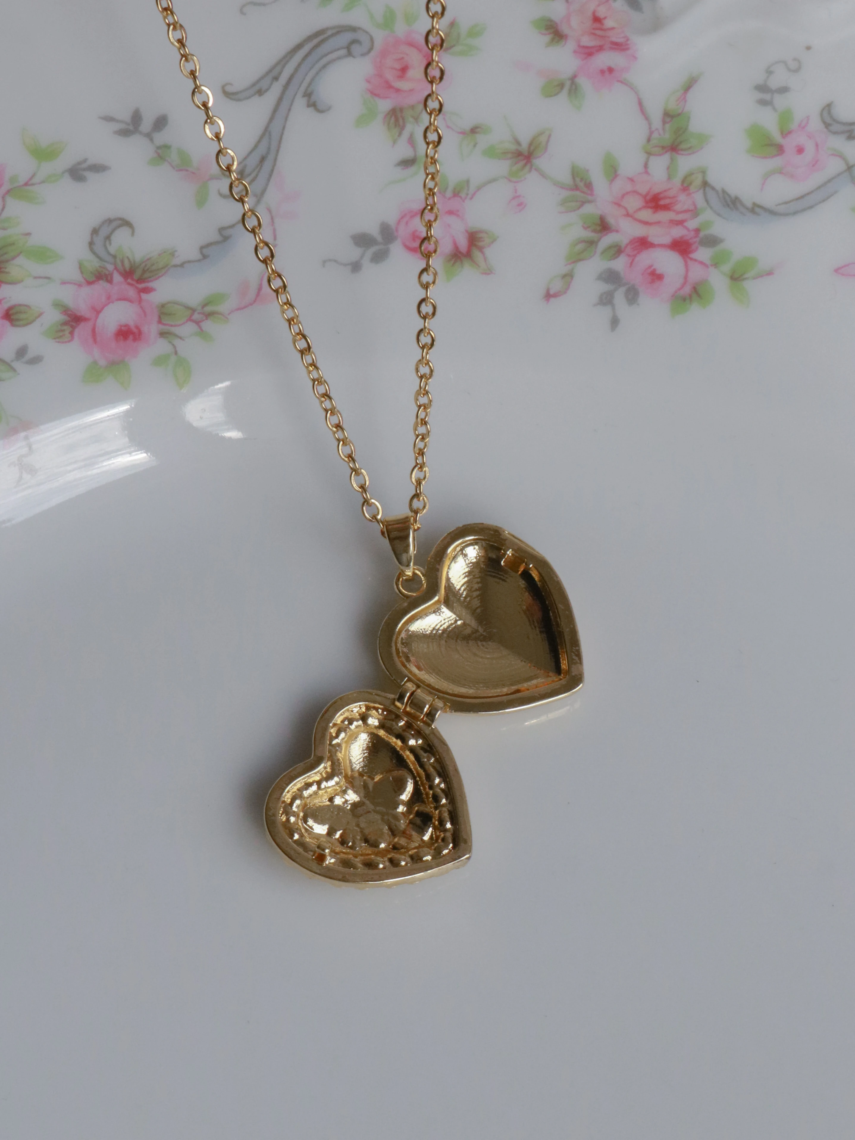 White Bee Heart Kişiye Özel Fotoğraflı Kapaklı Kolye