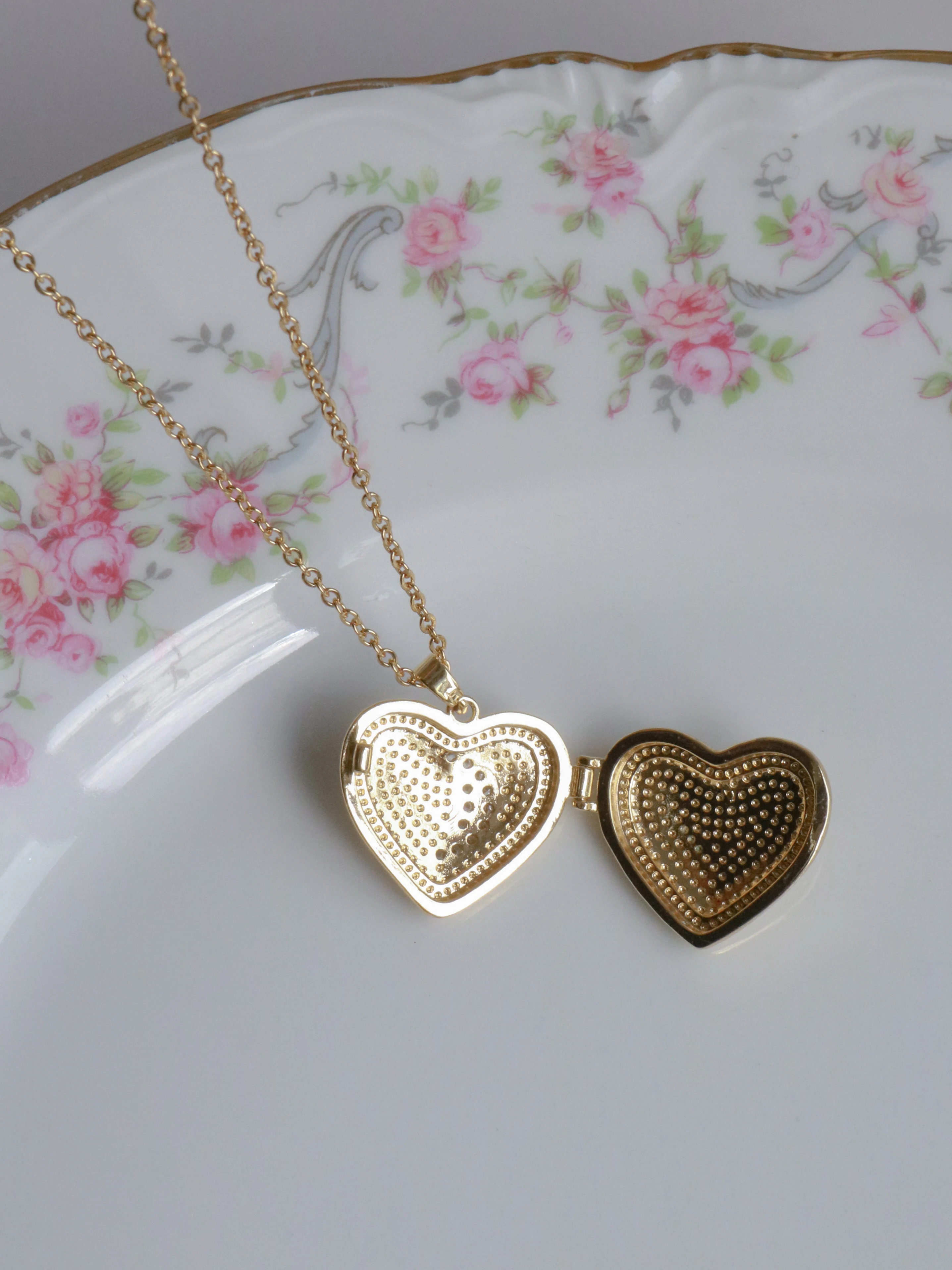 Heart Under the Moon Kişiye Özel Fotoğraflı Kapaklı Kolye