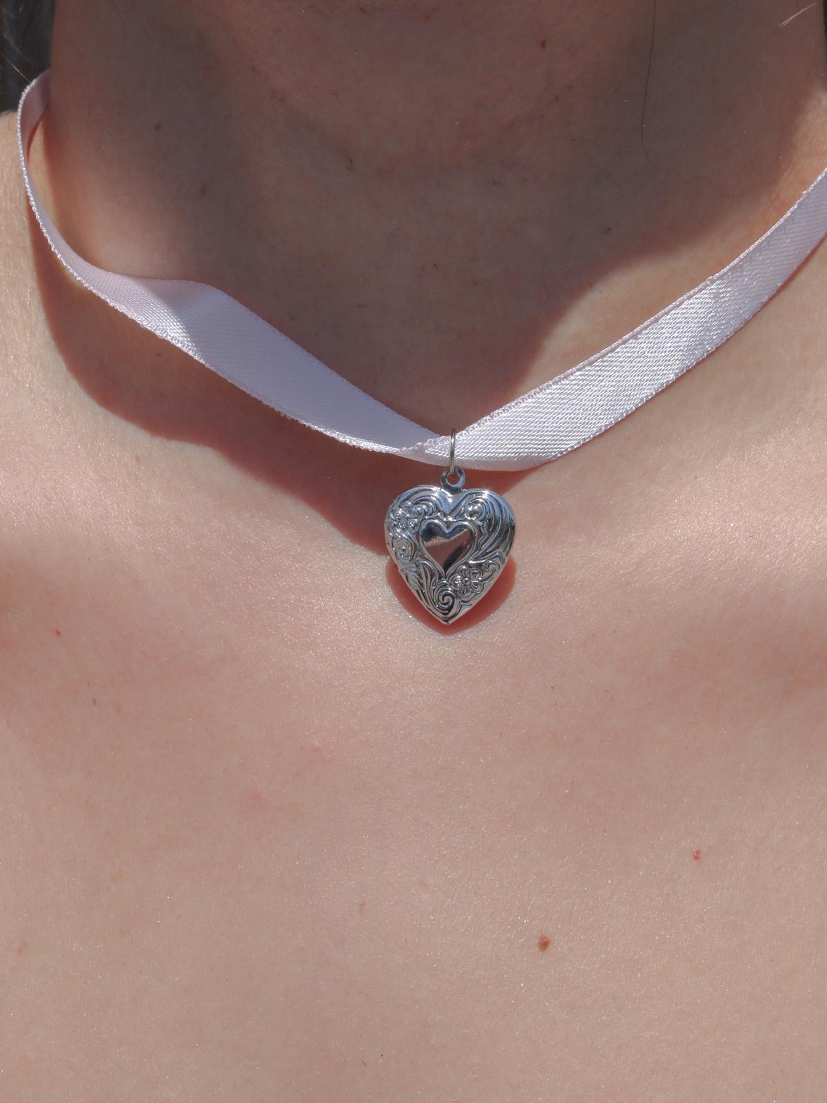 Anneliese Serafina Heart Choker