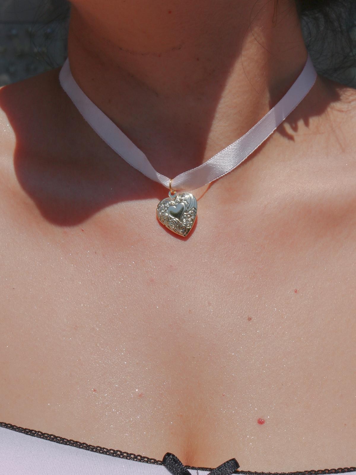 Anneliese Serafina Heart Choker