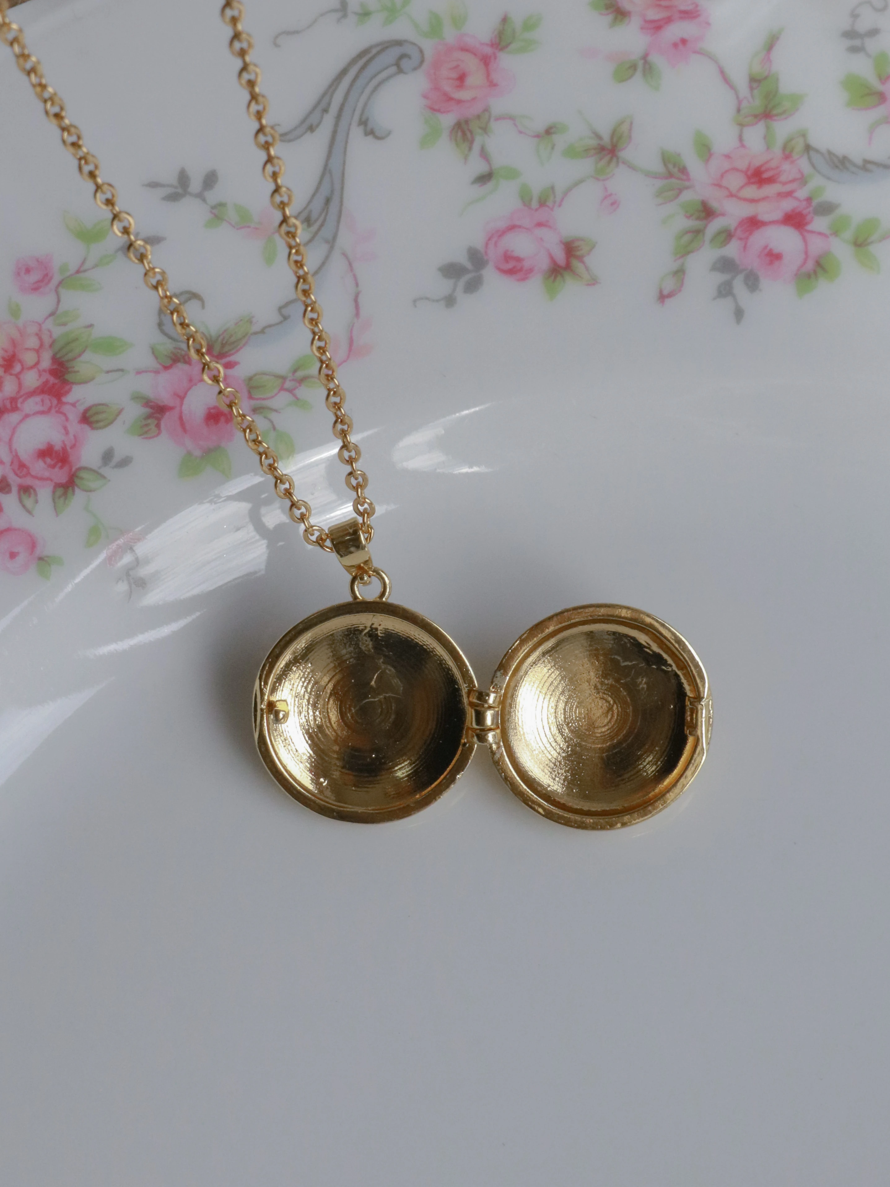 White Light of The Moon Kişiye Özel Fotoğraflı Kapaklı Kolye