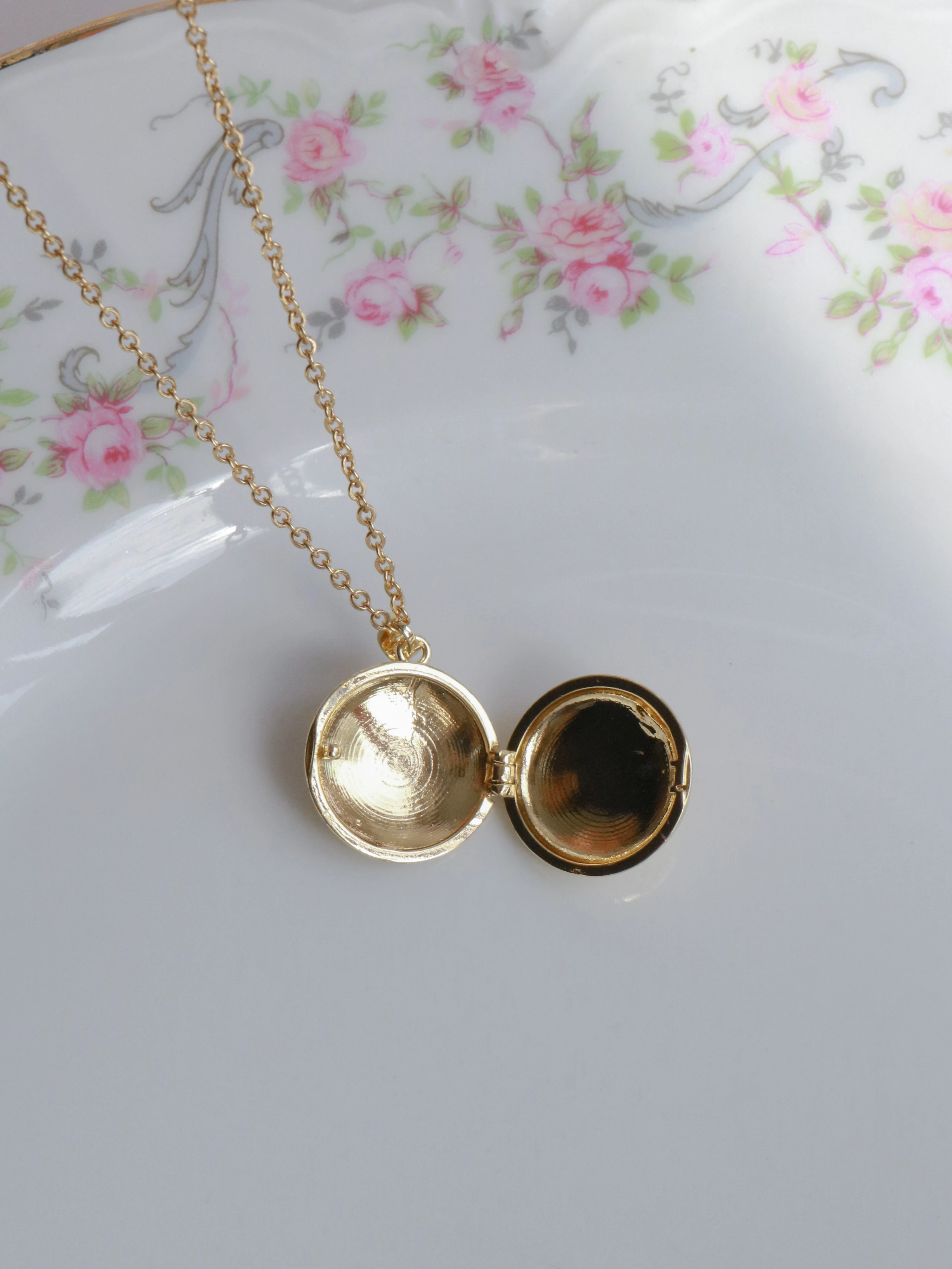 Purple Light of The Moon Kişiye Özel Fotoğraflı Kapaklı Kolye