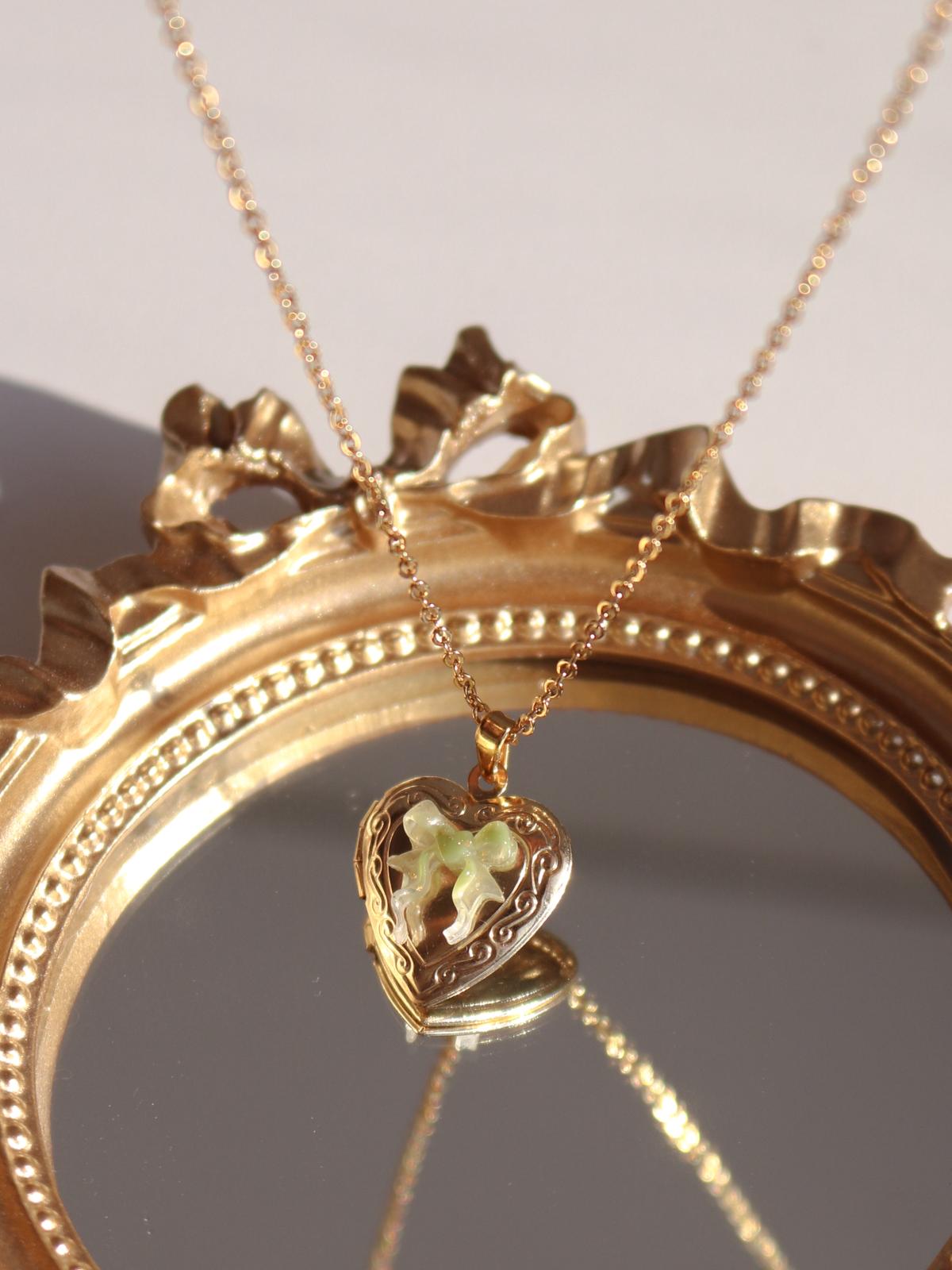Green Heart Glow Kişiye Özel Fotoğraflı Kapaklı Kolye