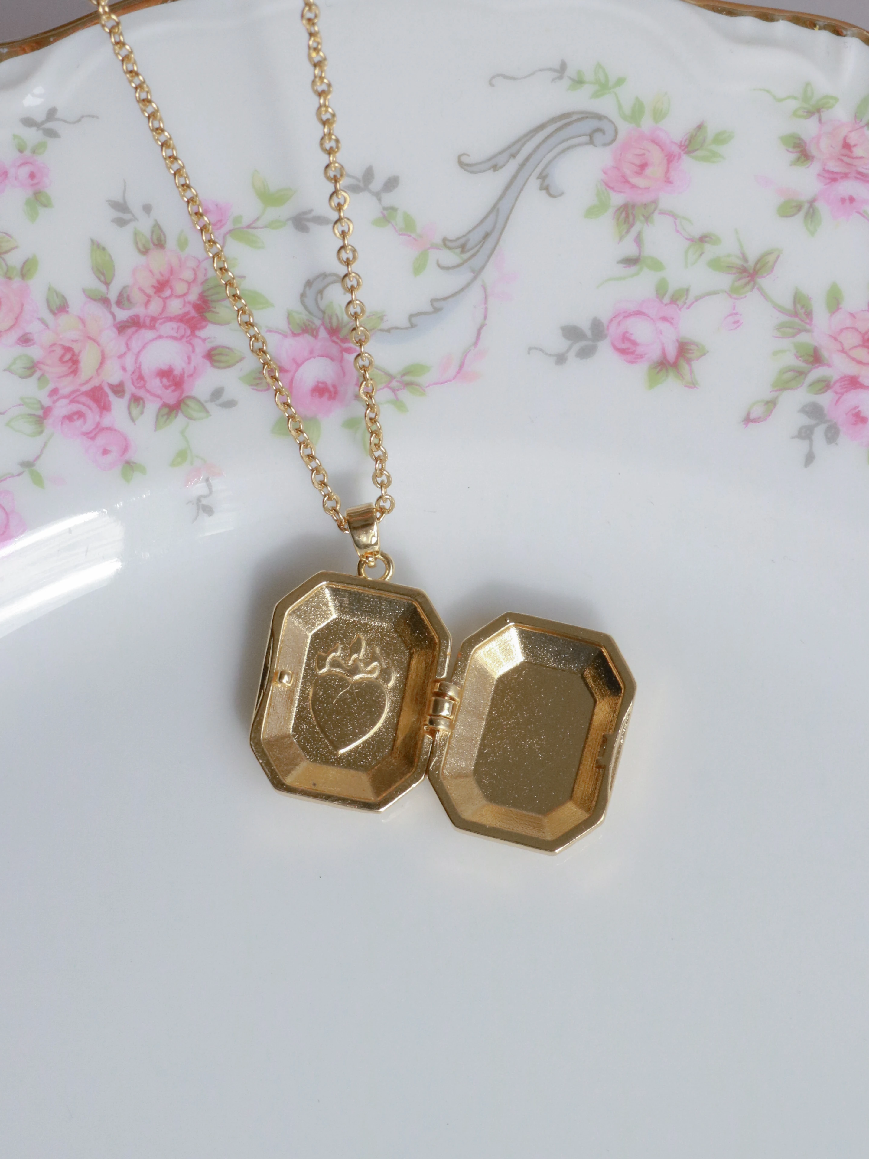 White Heart's On Fire Kişiye Özel Fotoğraflı Kapaklı Kolye