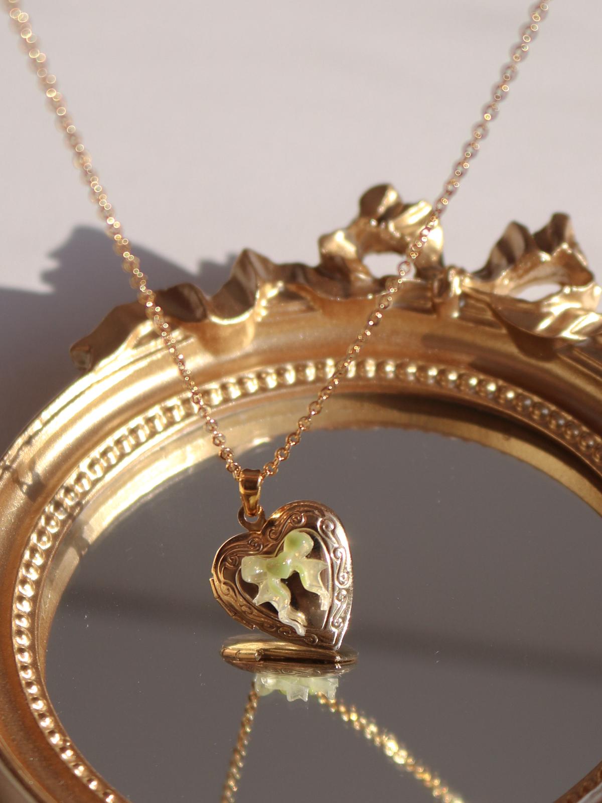 Green Heart Glow Kişiye Özel Fotoğraflı Kapaklı Kolye