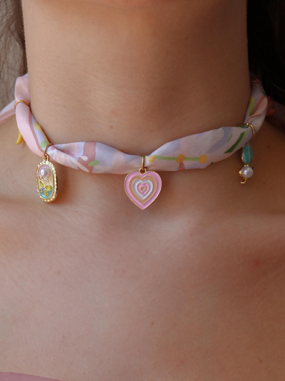 Pembe Çiçekli Fular Çelik Charm Kolye