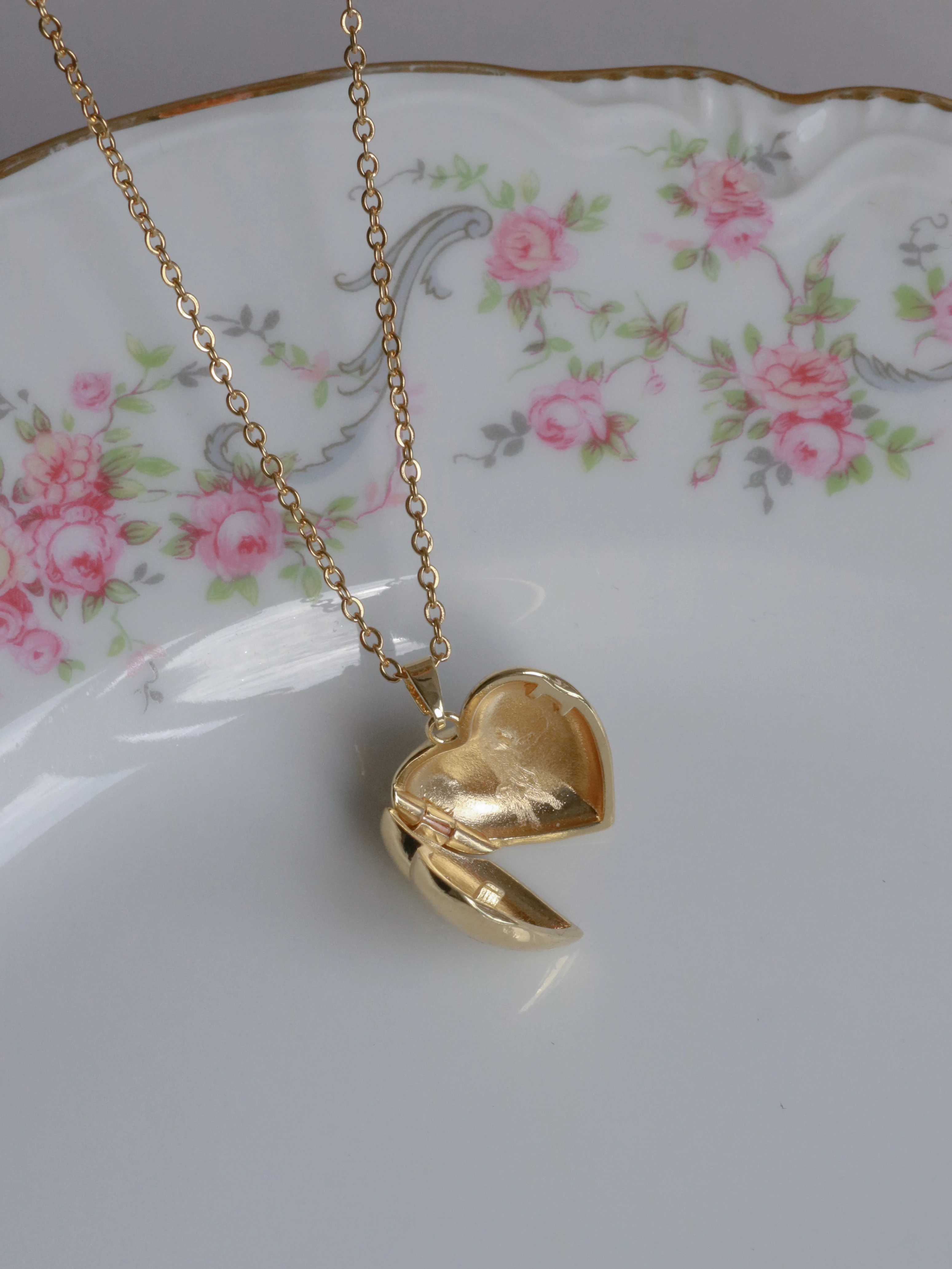 Eye of Love Kişiye Özel Fotoğraflı Kapaklı Kolye