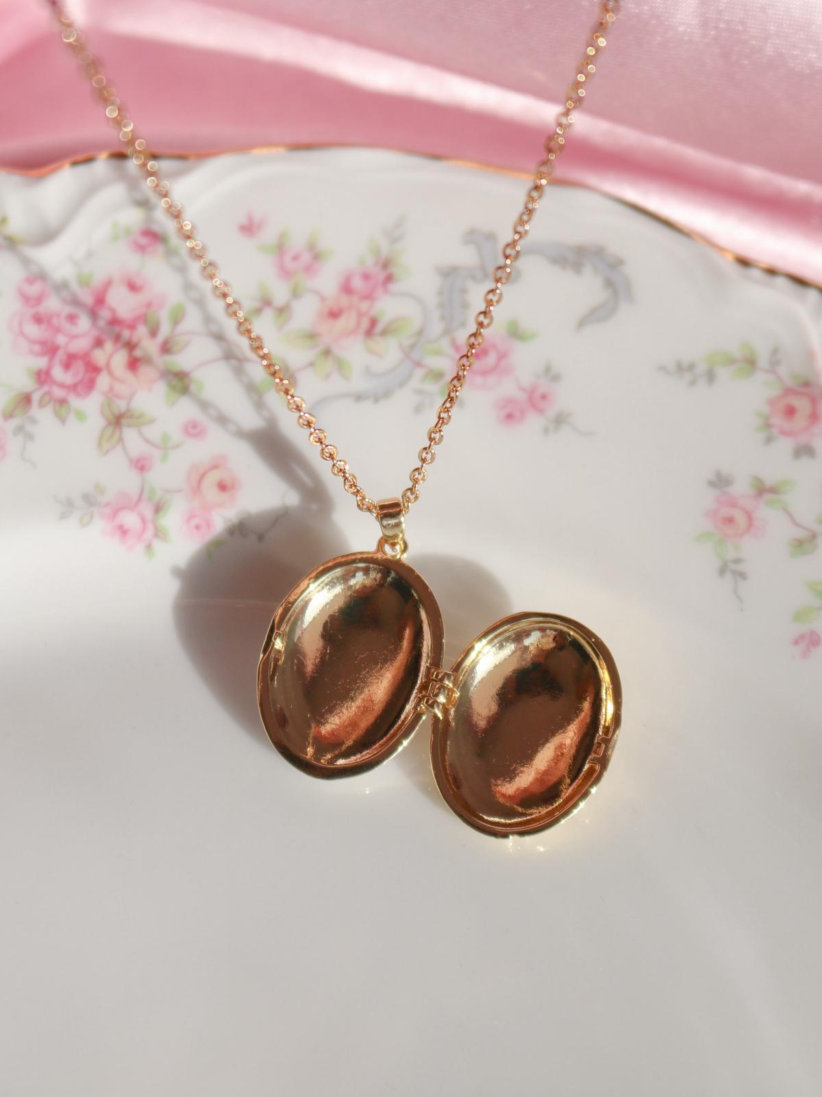 White Butterfly Shine Kişiye Özel Fotoğraflı Kapaklı Kolye