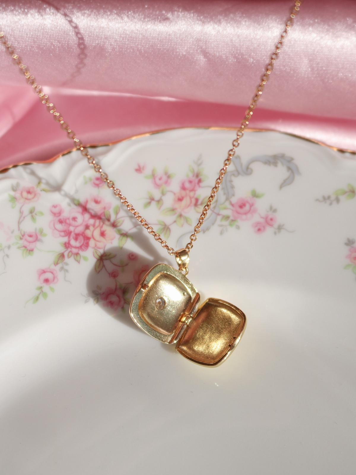 White Sun Glow Kişiye Özel Fotoğraflı Kapaklı Kolye