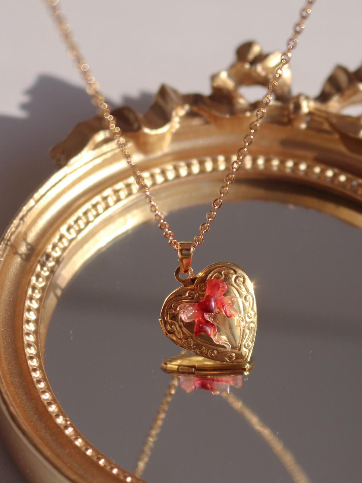 Red Heart Glow Kişiye Özel Fotoğraflı Kapaklı Kolye