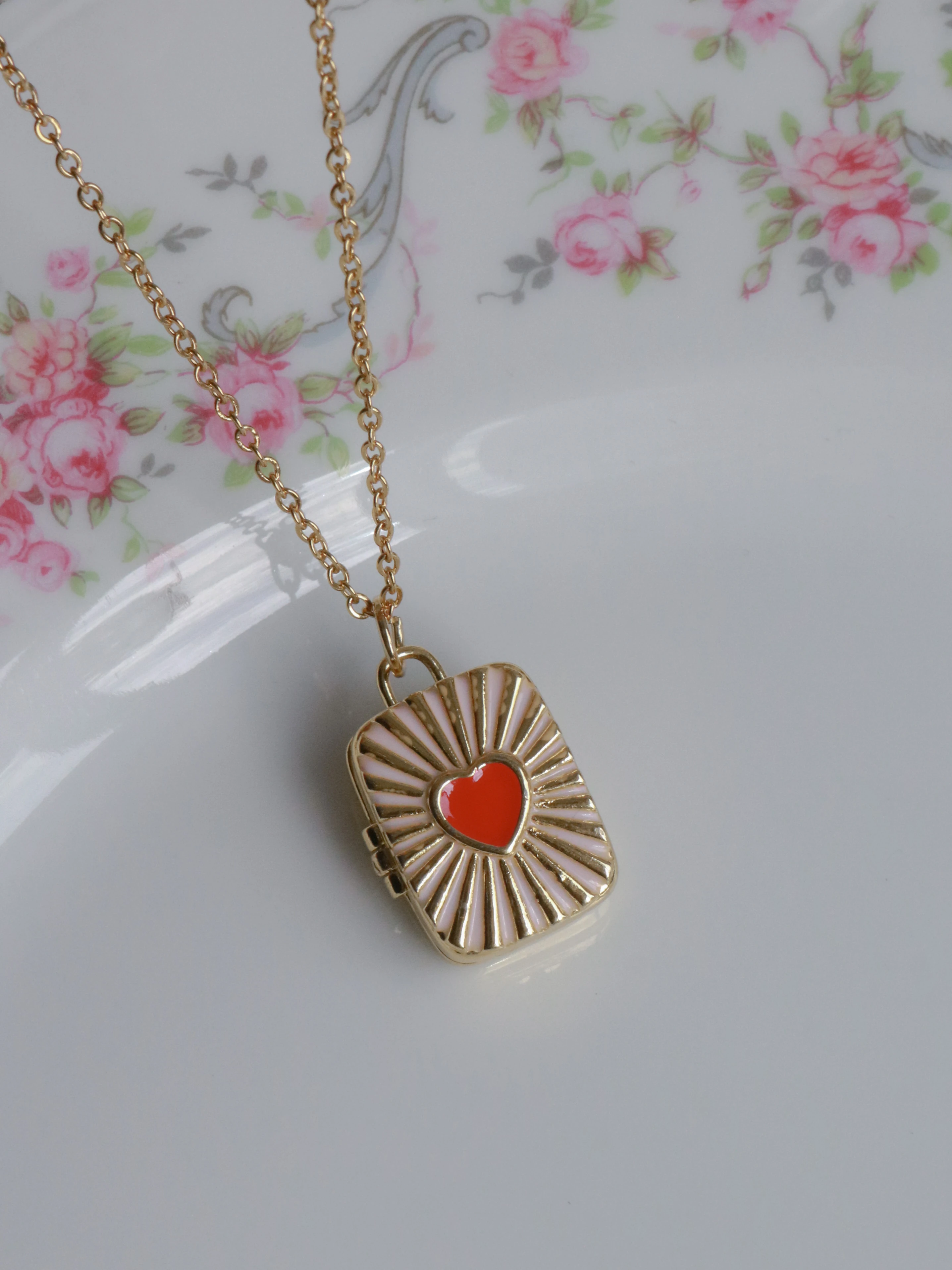 Pink Heart of the Sky Kişiye Özel Fotoğraflı Kapaklı Kolye