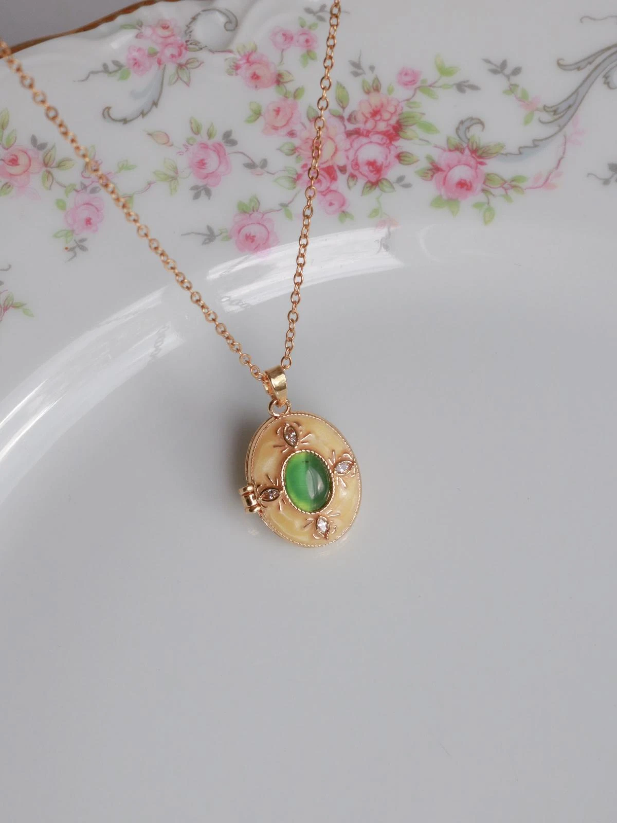 Yellow Crimson Glow Kişiye Özel Fotoğraflı Kapaklı Kolye