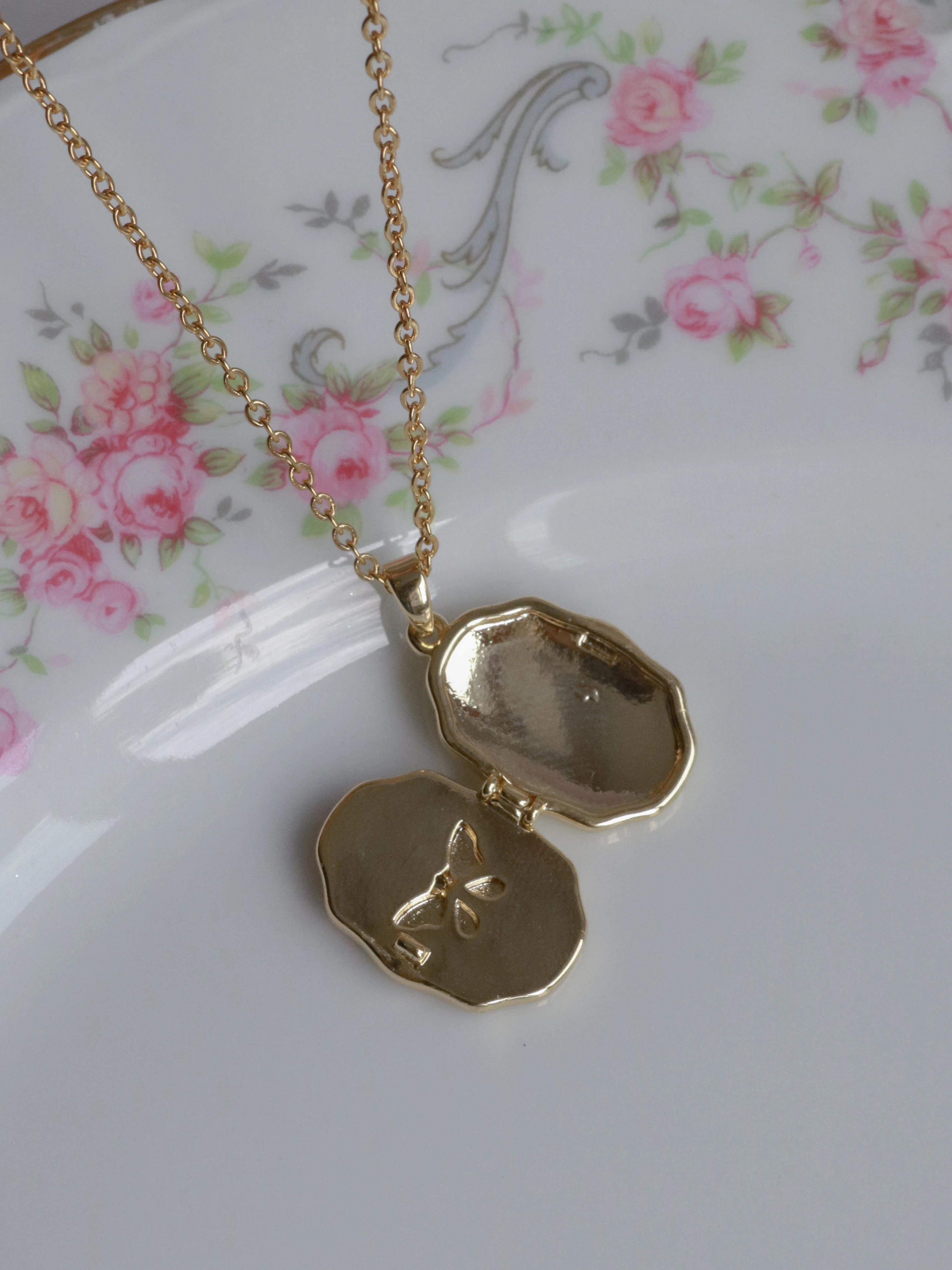 Pink Butterfly Glow Kişiye Özel Fotoğraflı Kapaklı Kolye