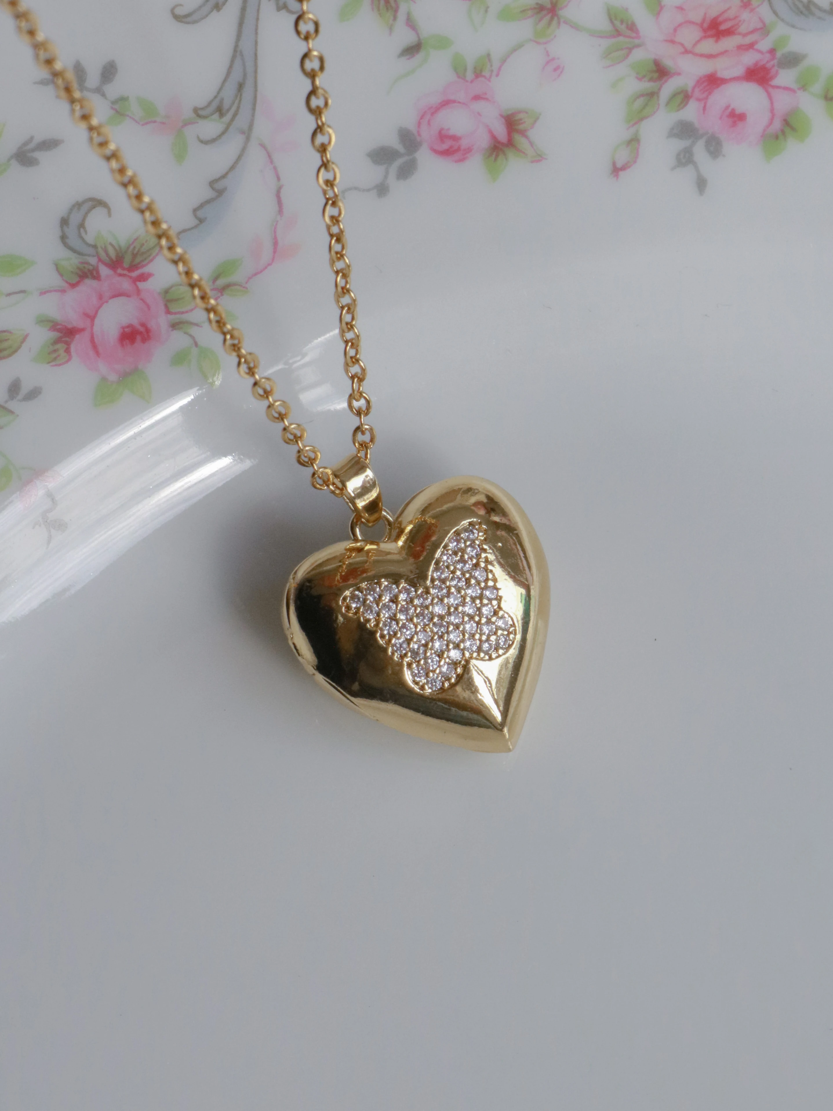 Butterfly in My Heart Kişiye Özel Fotoğraflı Kapaklı Kolye