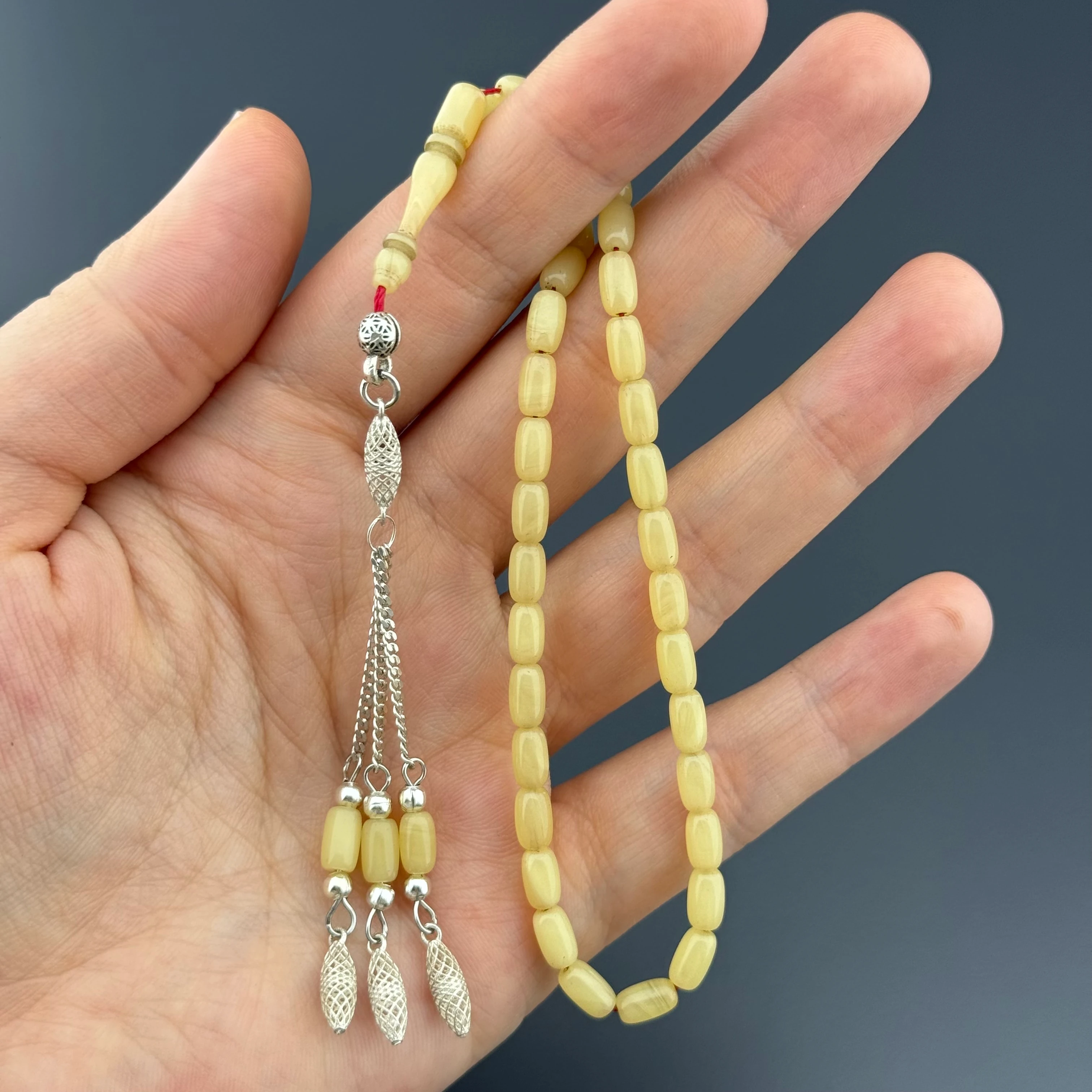 Özel Usta İşçilikli Bilek Boy Hareli Kemik Rengi Gümüş Püsküllü Sıkma Kehribar Tesbih