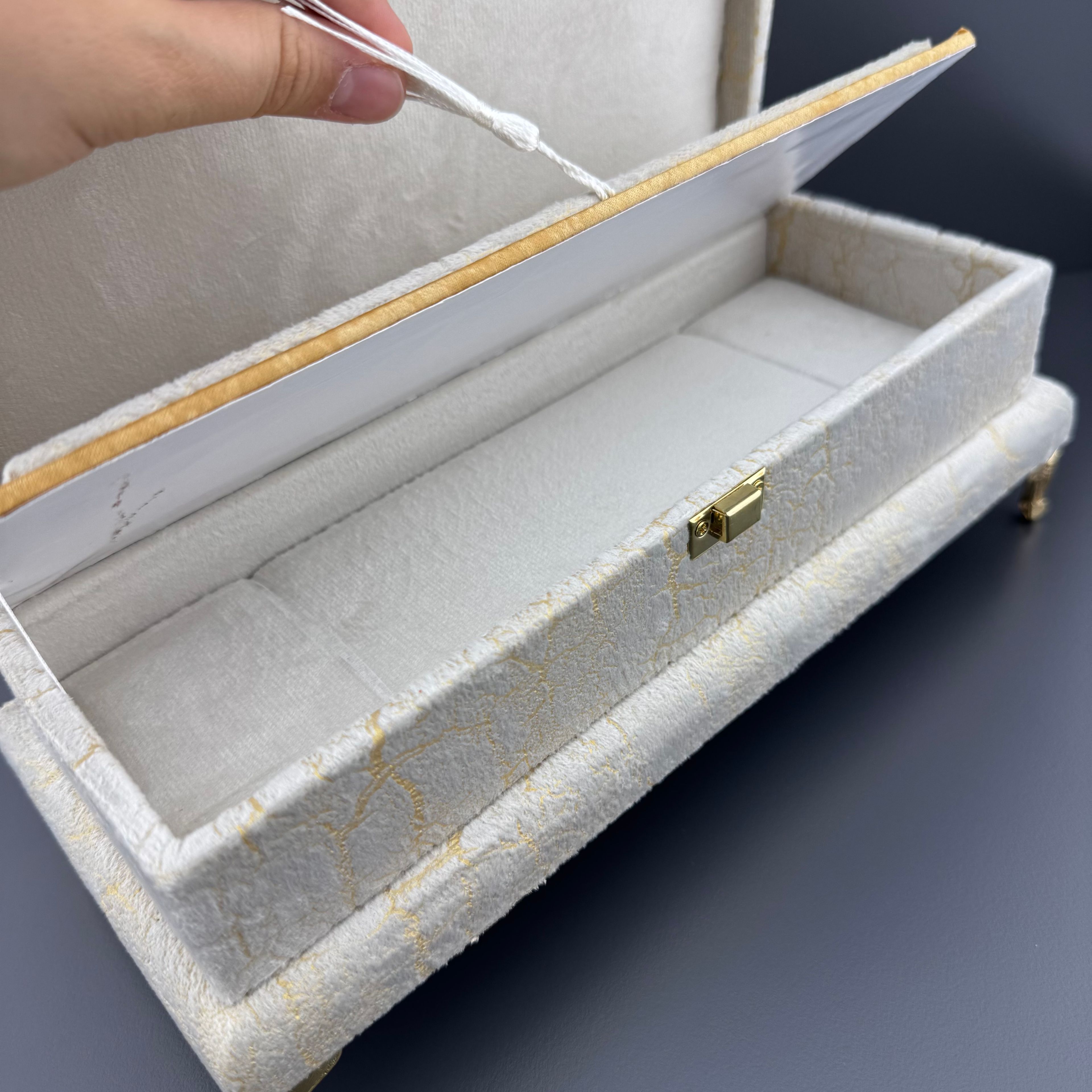 Gold Damar Desenli Üzeri Aynalı Ayaklı Beyaz Kadife Tespih Kutusu
