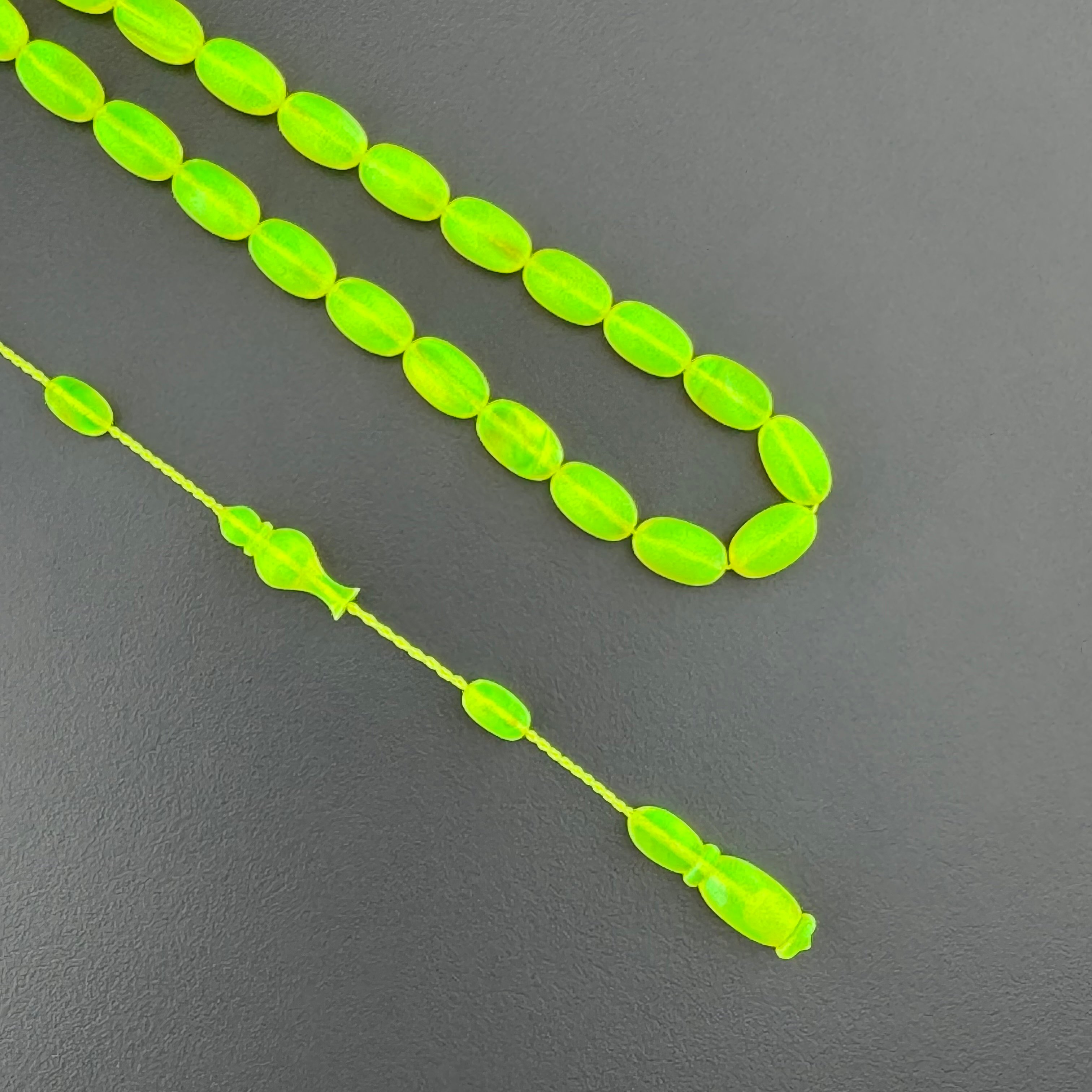 Usta İşçilikli Neon Yeşil Doğal Dokulu Beyzi Kesim Opal Tespih