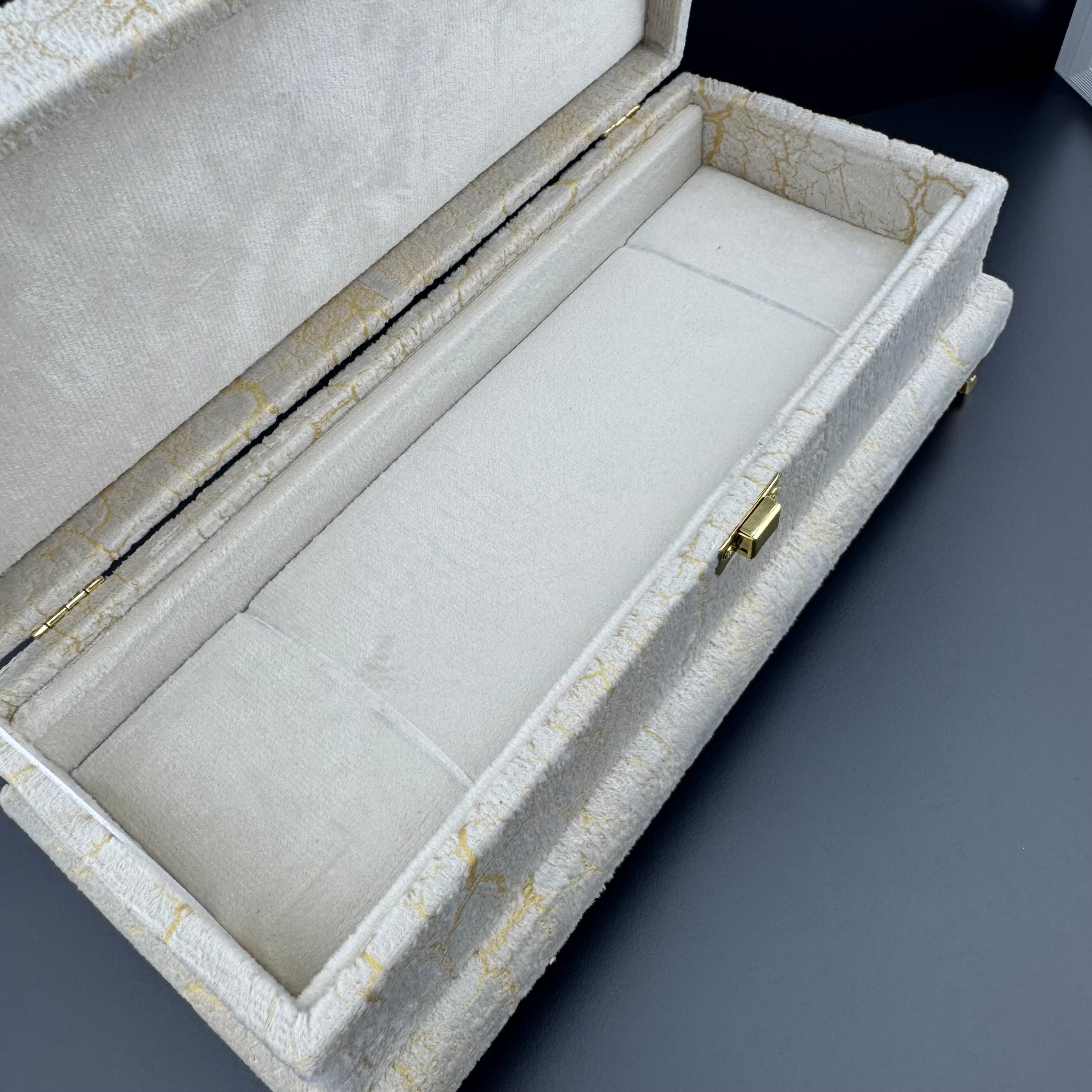 Gold Damar Desenli Üzeri Aynalı Ayaklı Beyaz Kadife Tespih Kutusu
