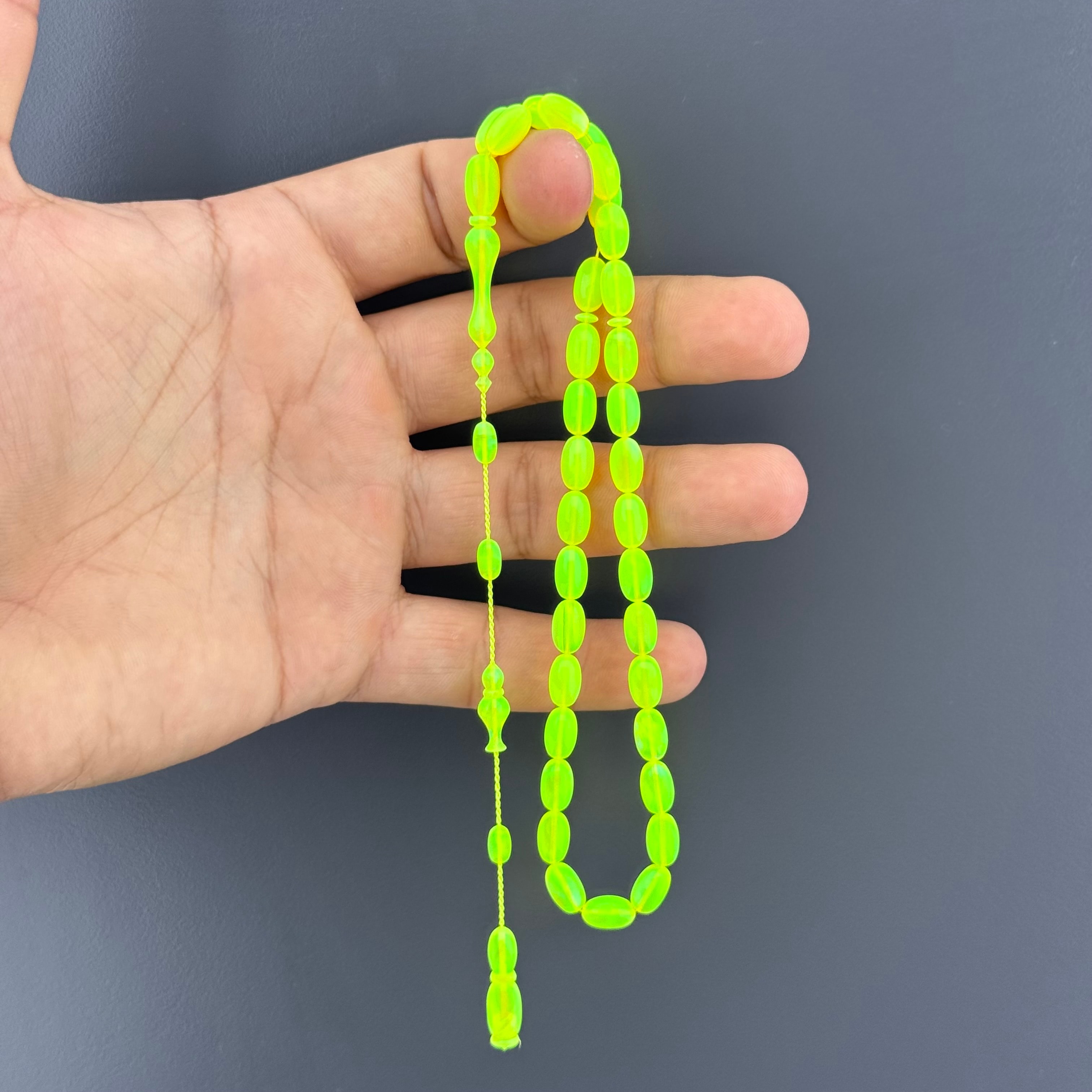 Usta İşçilikli Neon Yeşil Doğal Dokulu Beyzi Kesim Opal Tesbih