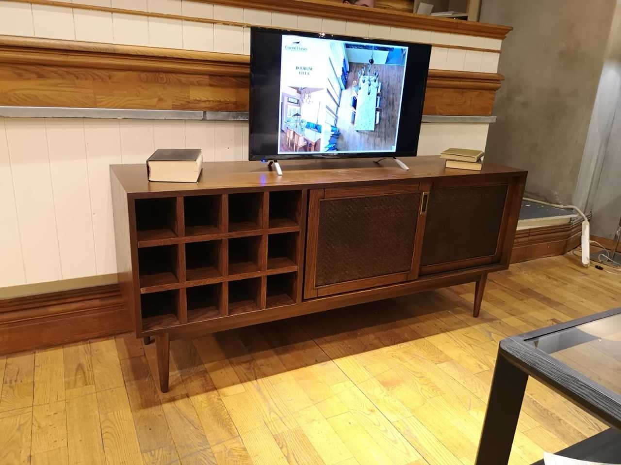 Bedford Media Stand