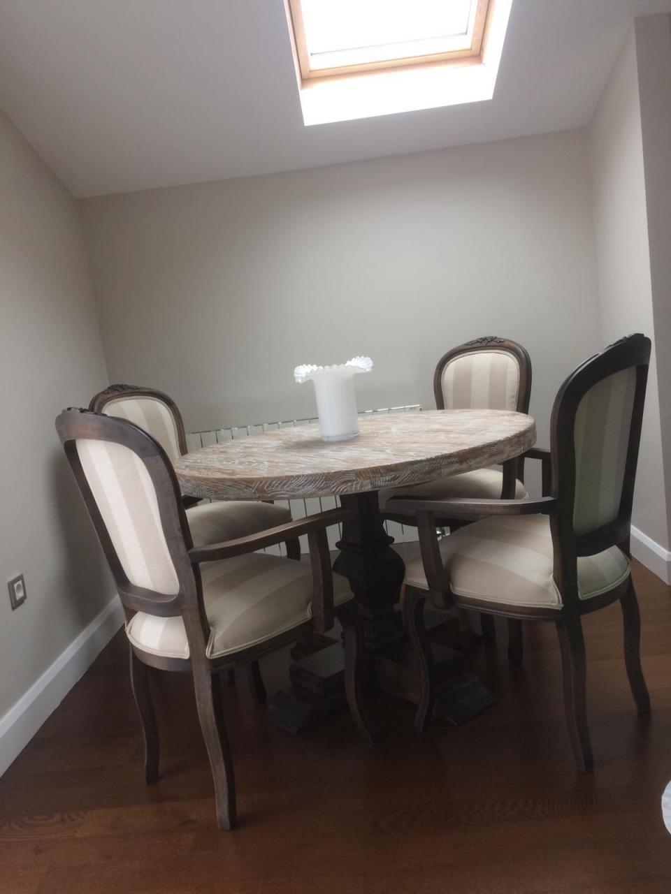Glendale Round Dining Table