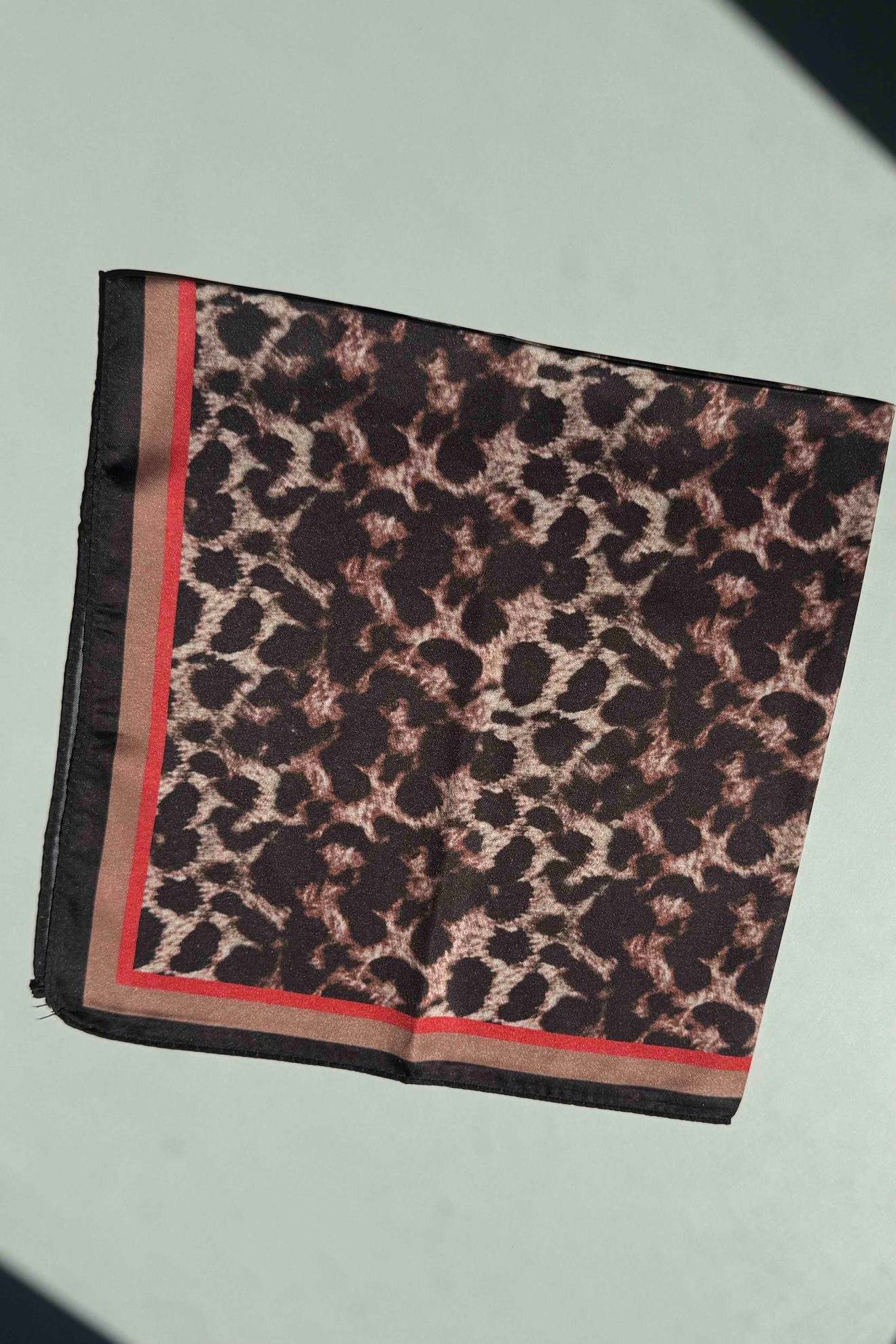Siyah Kenarlıklı Leopar Bandana Fular