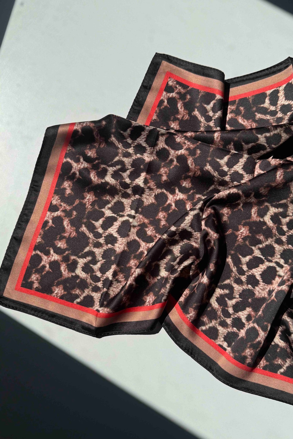 Siyah Kenarlıklı Leopar Bandana Fular