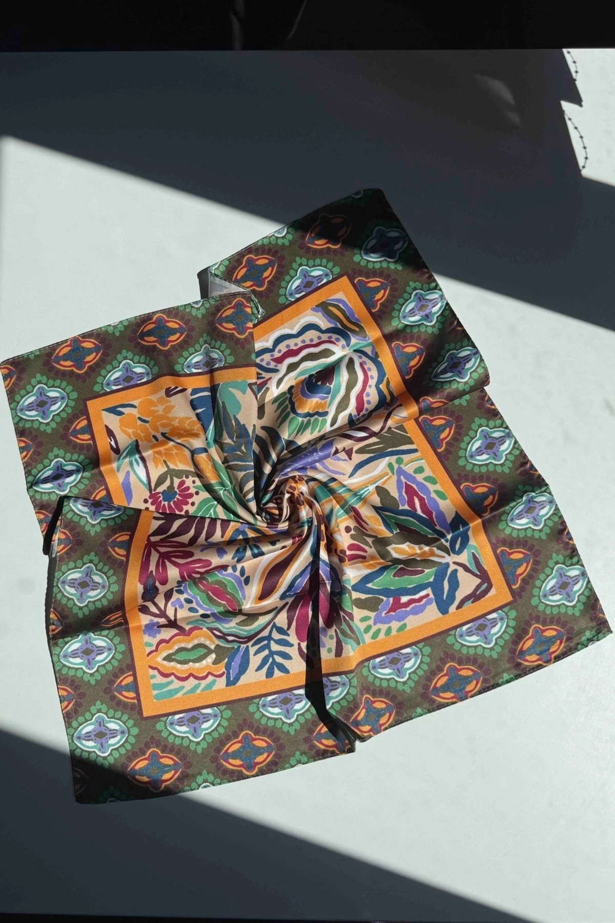 Desenli Kırmızı Fular - safran