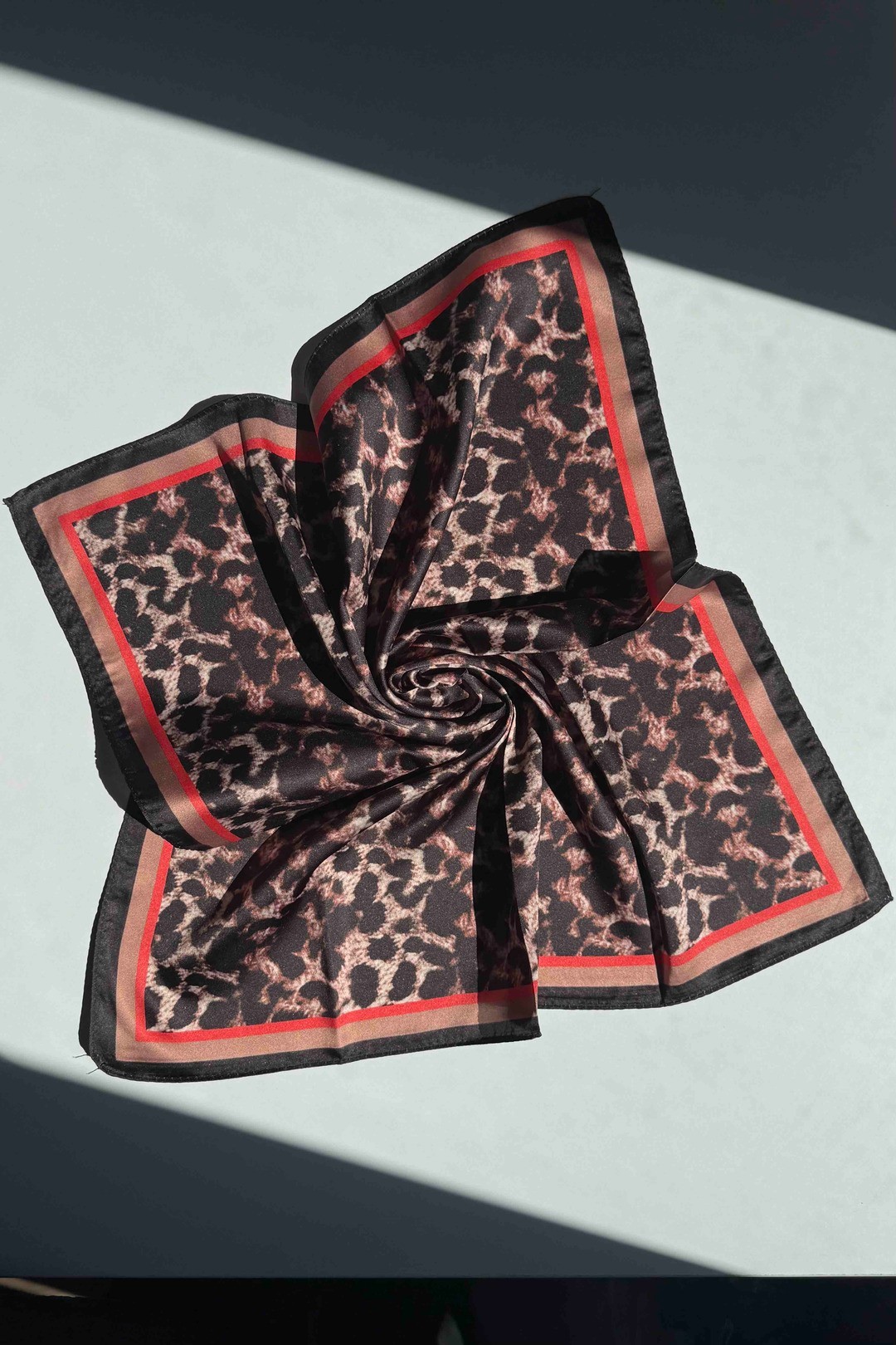 Siyah Kenarlıklı Leopar Bandana Fular