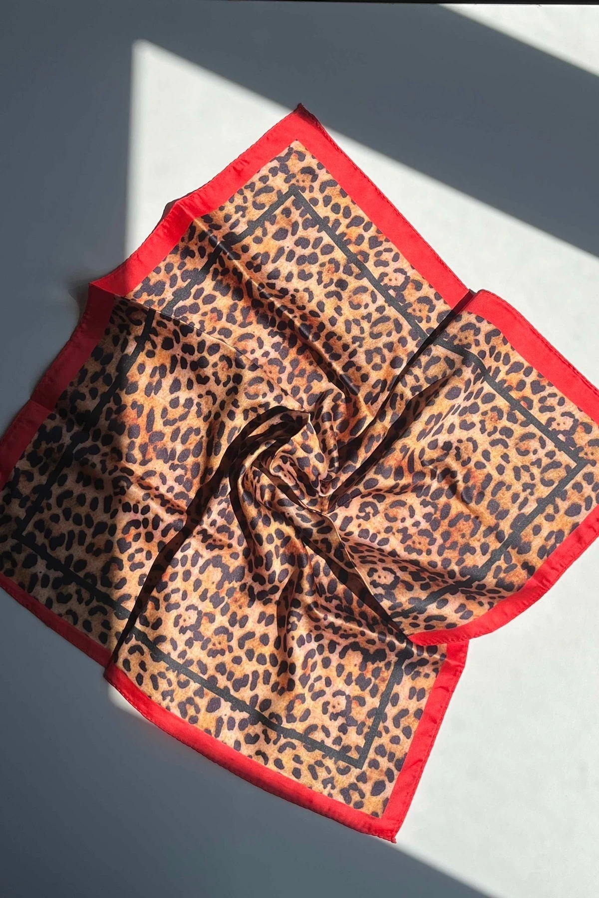 Desenli Kırmızı Fular - leopar-kırmızı