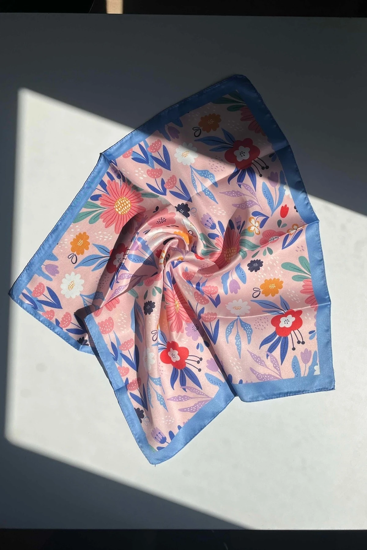 Desenli Kırmızı Fular - açık mavi