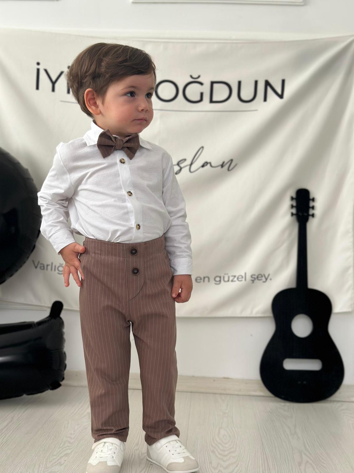 Kahverengi Çizgili Gömlekli Papyonlu Takım