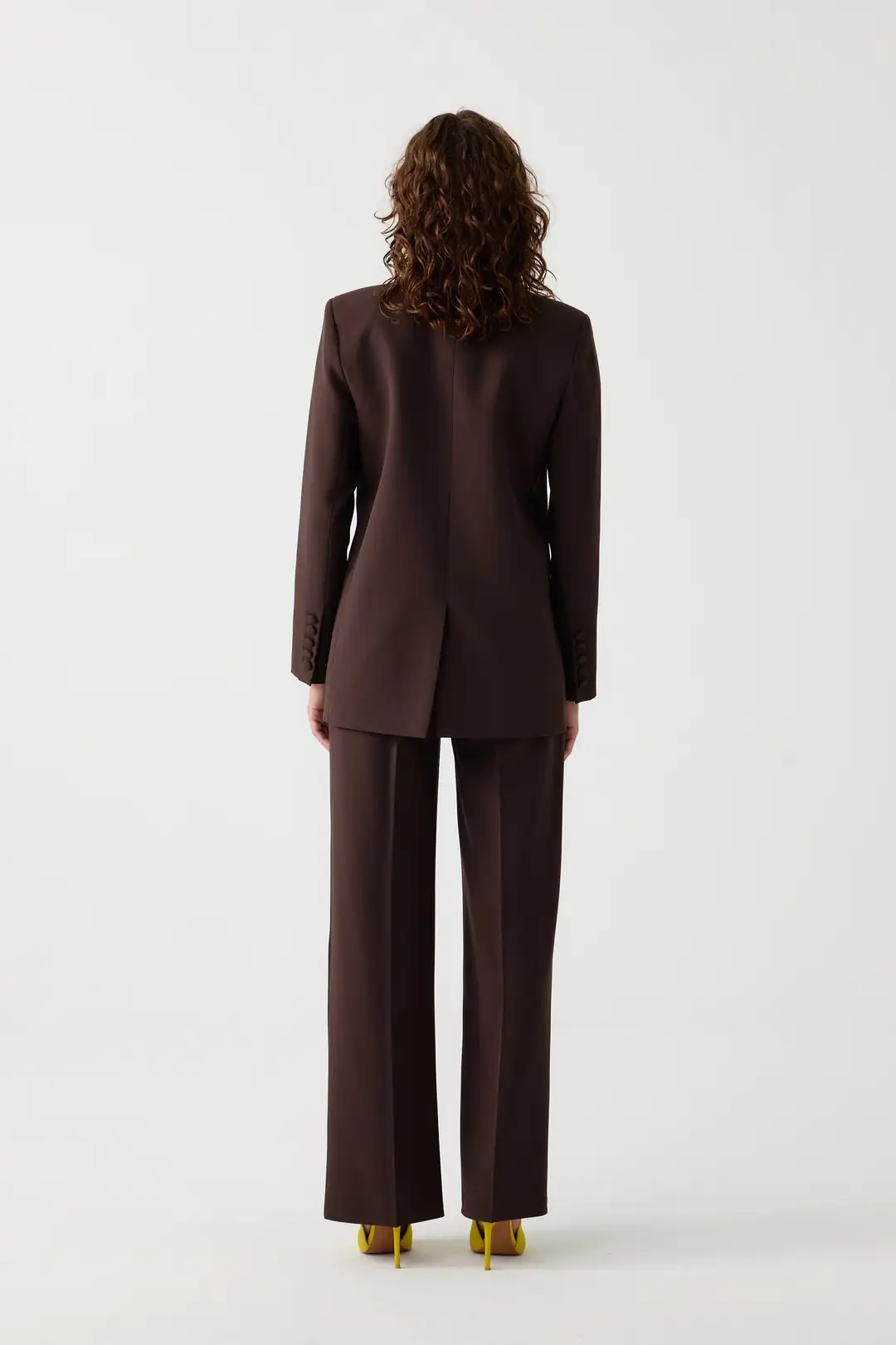 Gold aksesuarlı blazer ceket takım EL-2705 - KAHVERENGİ