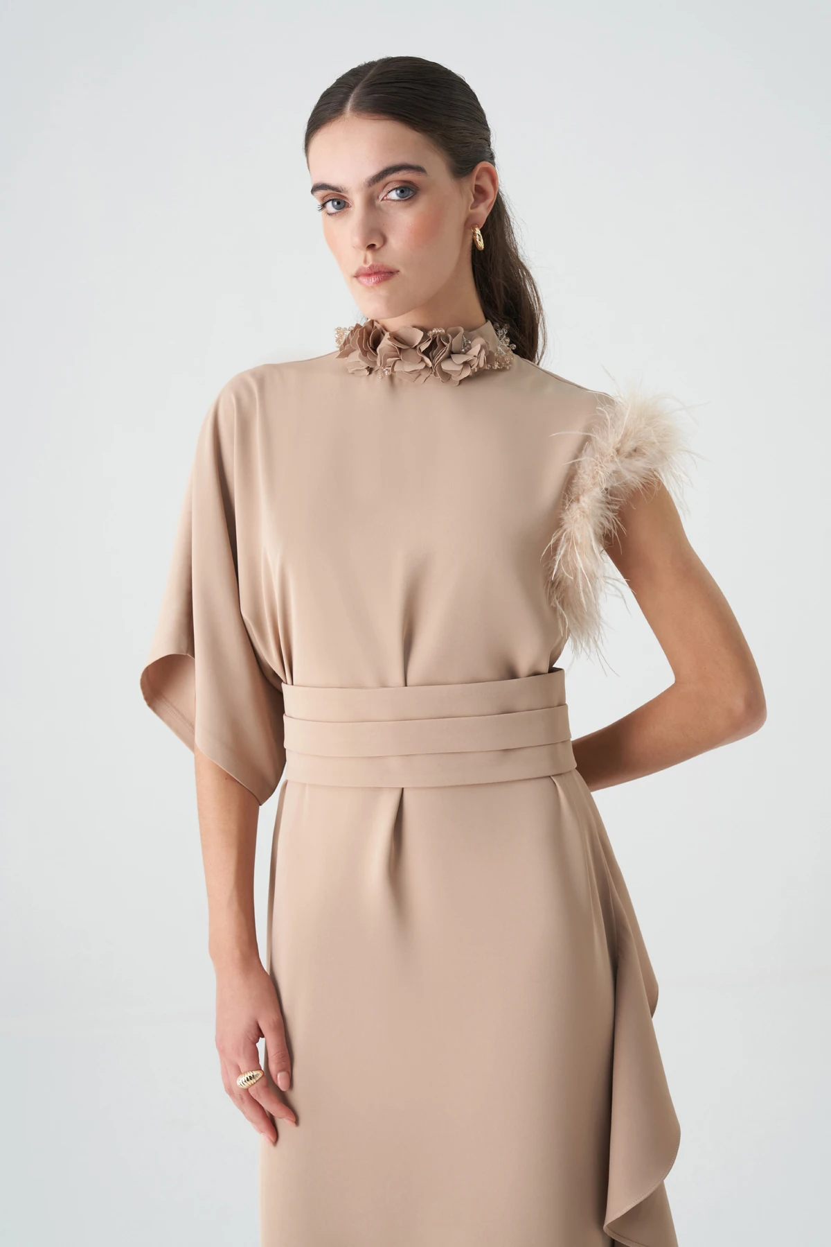 Asimetrik kolu tüylü elbise EL-4368