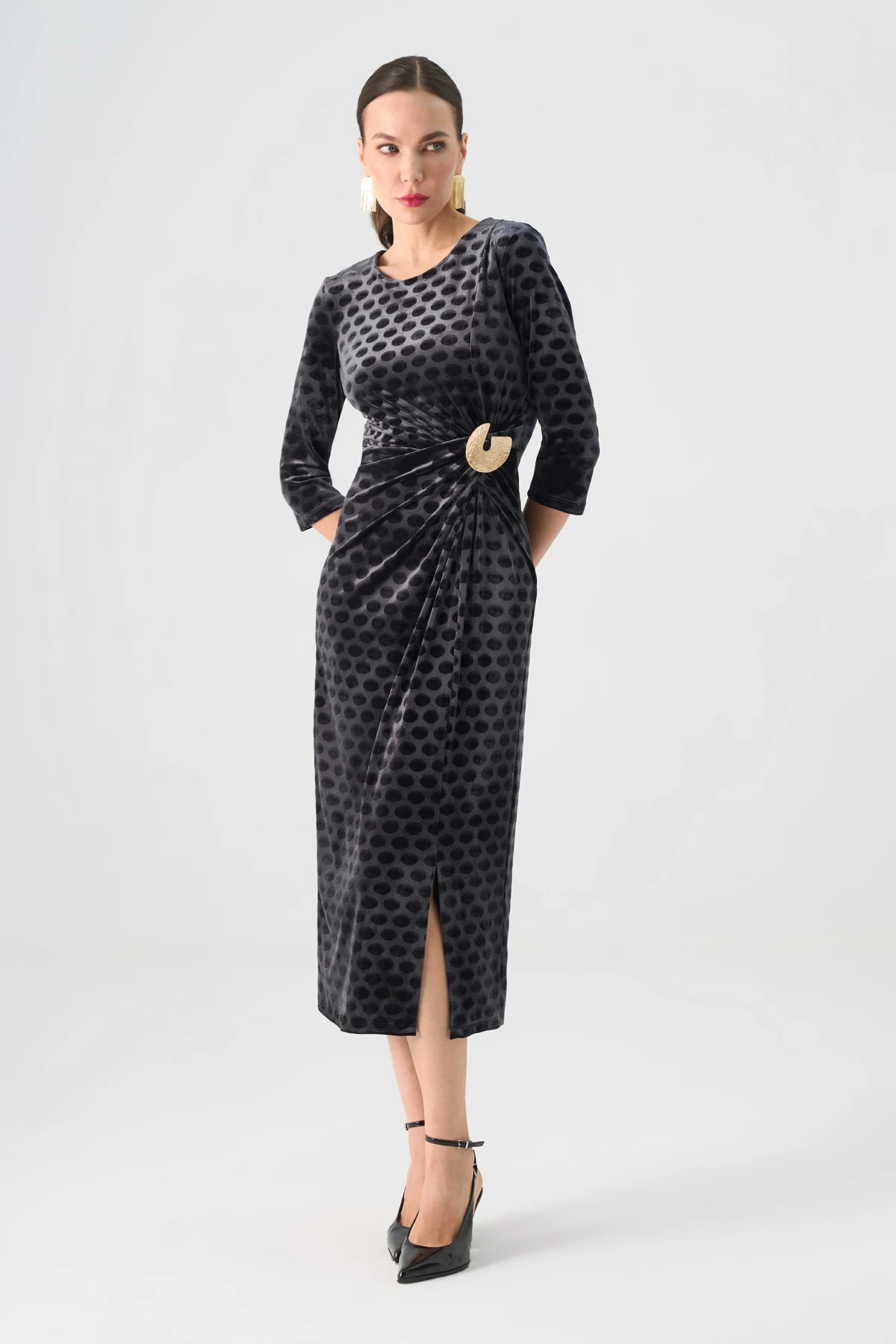 Bel büzgü detaylı gold aksesuarlı desenli kadife elbise EL-4436