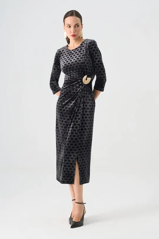 Bel büzgü detaylı gold aksesuarlı desenli kadife elbise EL-4436