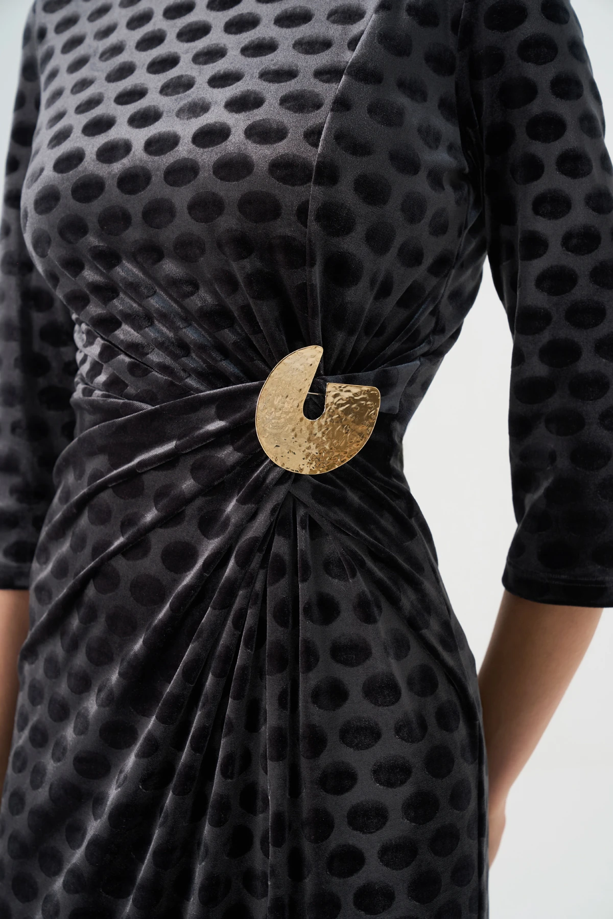 Bel büzgü detaylı gold aksesuarlı desenli kadife elbise EL-4436