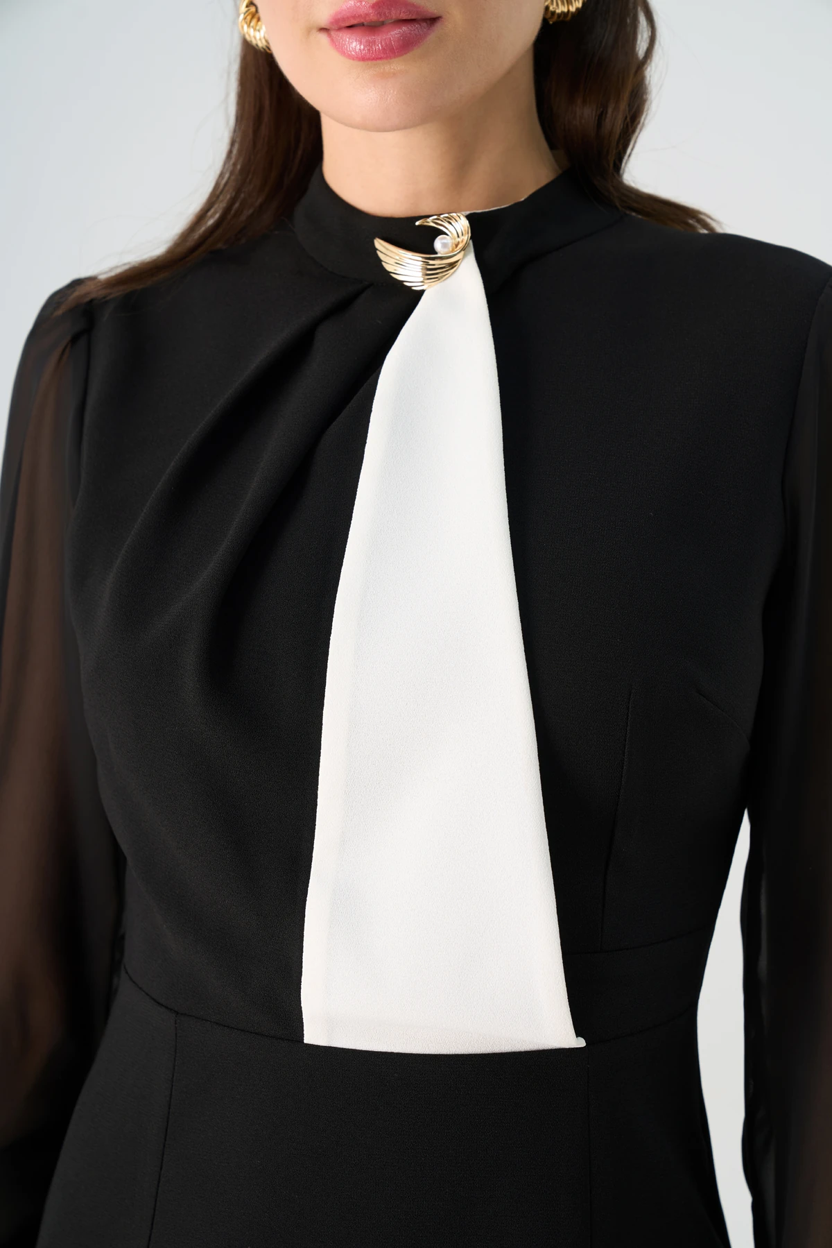 Kontrast garnili kolu şifonlu gold aksesuarlı krep elbise EL-4419