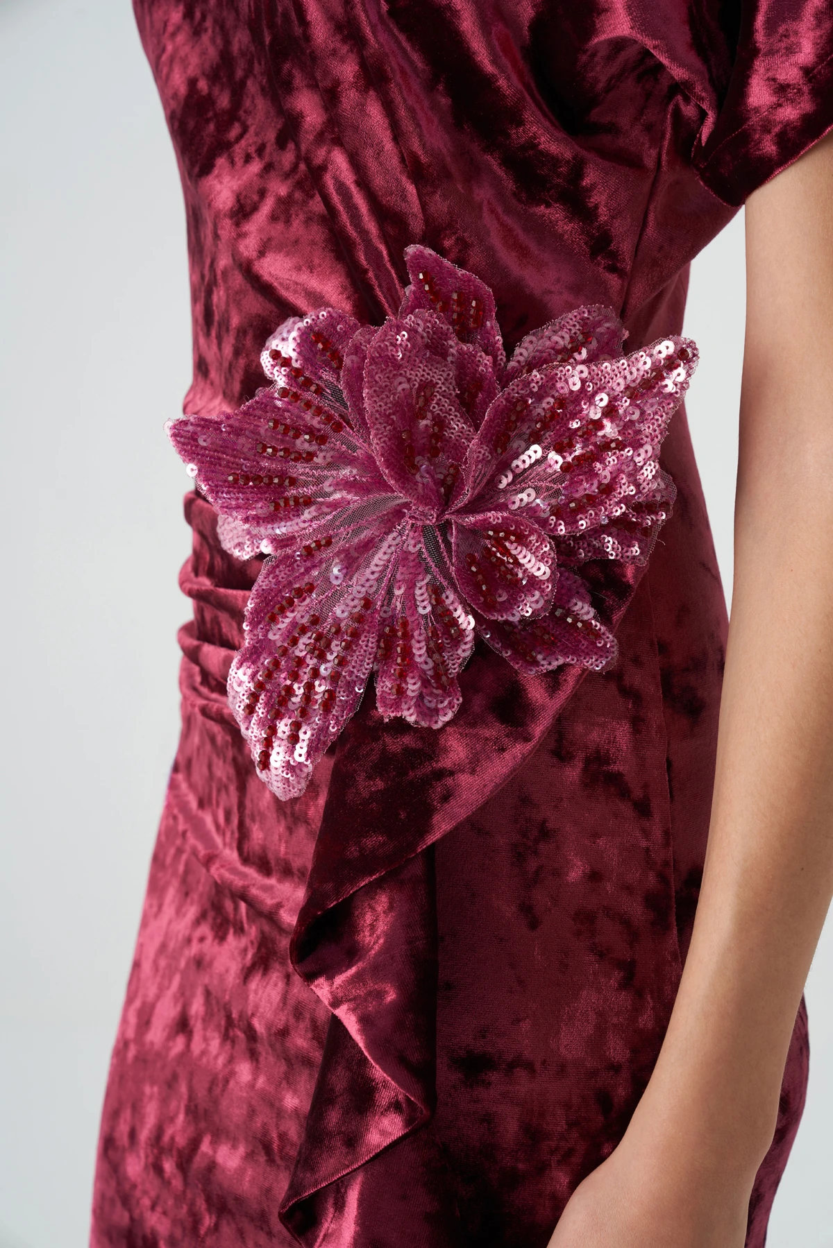 Düşük kollu volanlı kadife elbise EL-4442