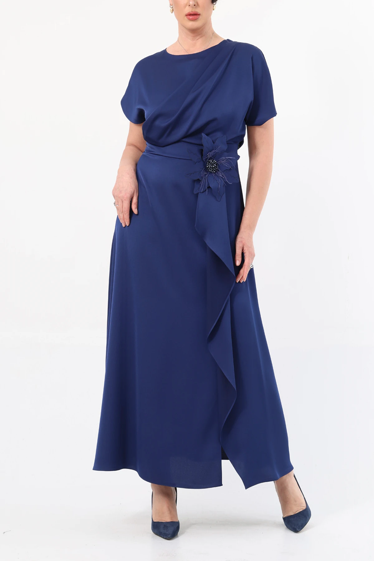 Drapeli çiçek aksesuarlı saten elbise EL-4189-B