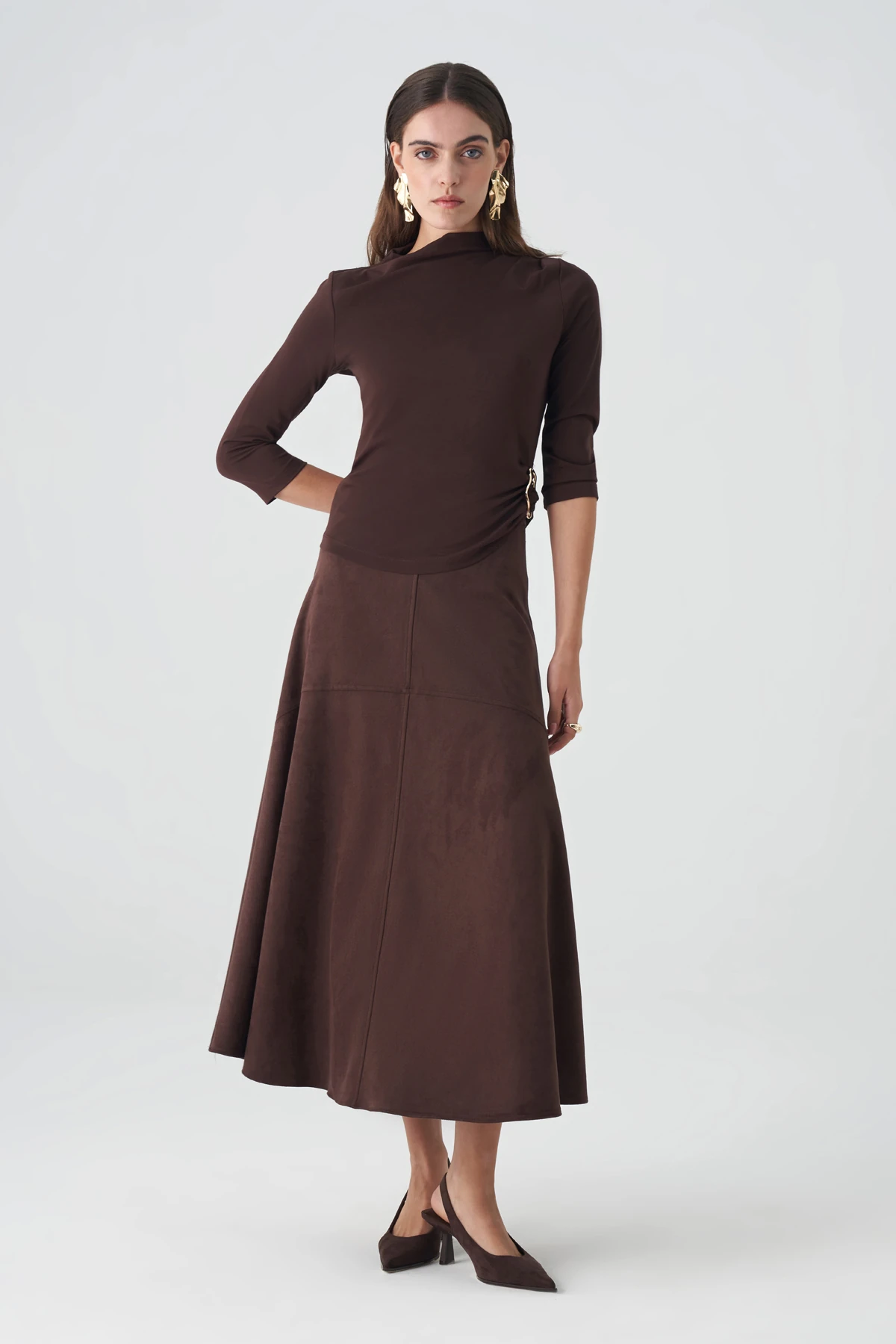 Dik yakalı drapeli aksesuarlı örme bluz süet etekli takım EL-2743