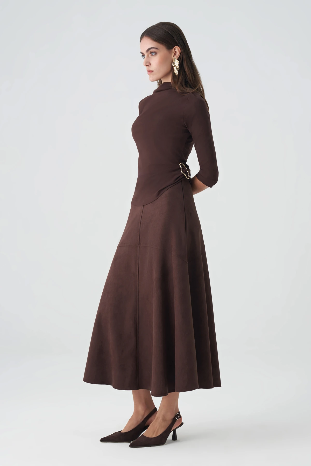 Dik yakalı drapeli aksesuarlı örme bluz süet etekli takım EL-2743