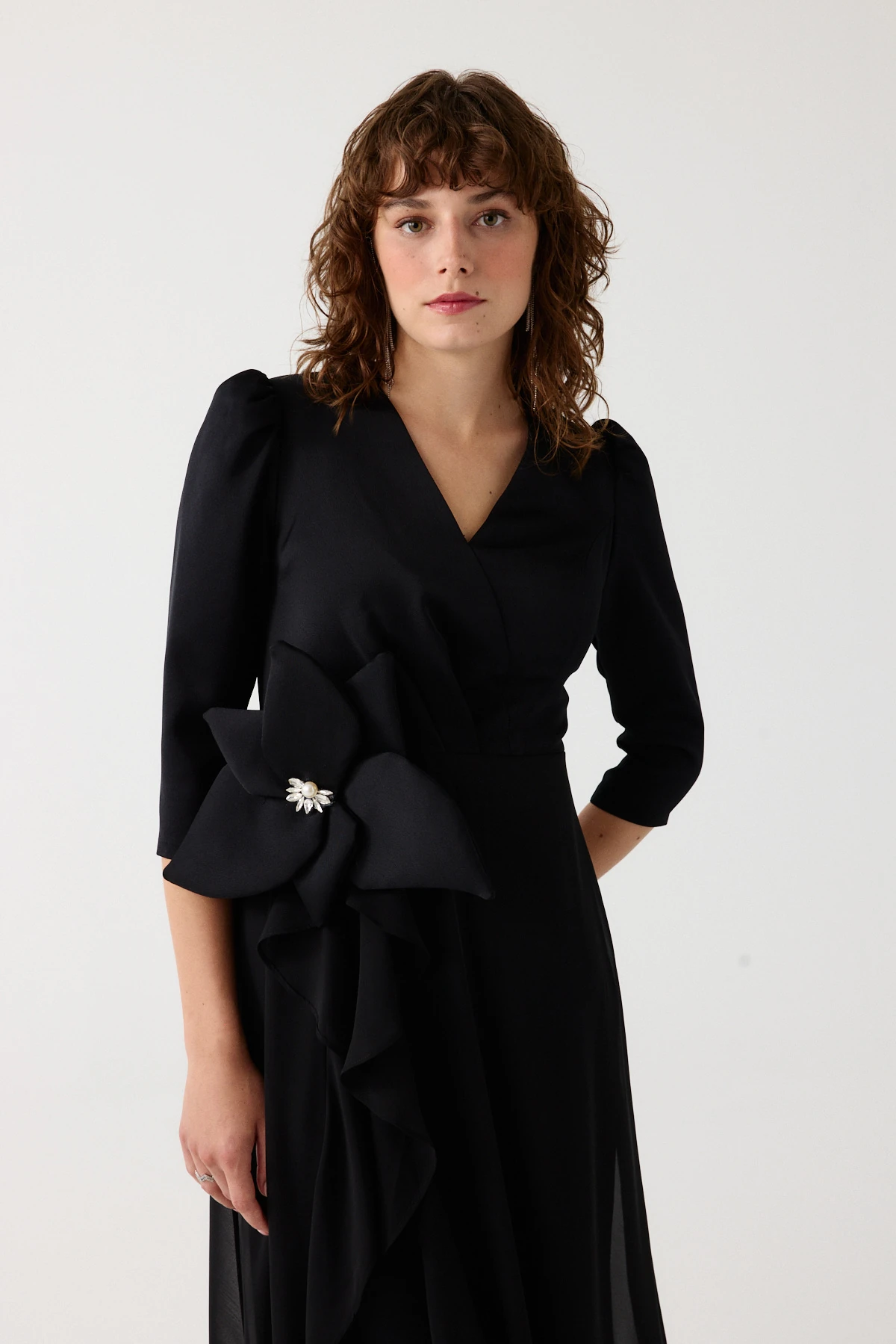 Çiçek aksesuarlı şık elbise EL-4361