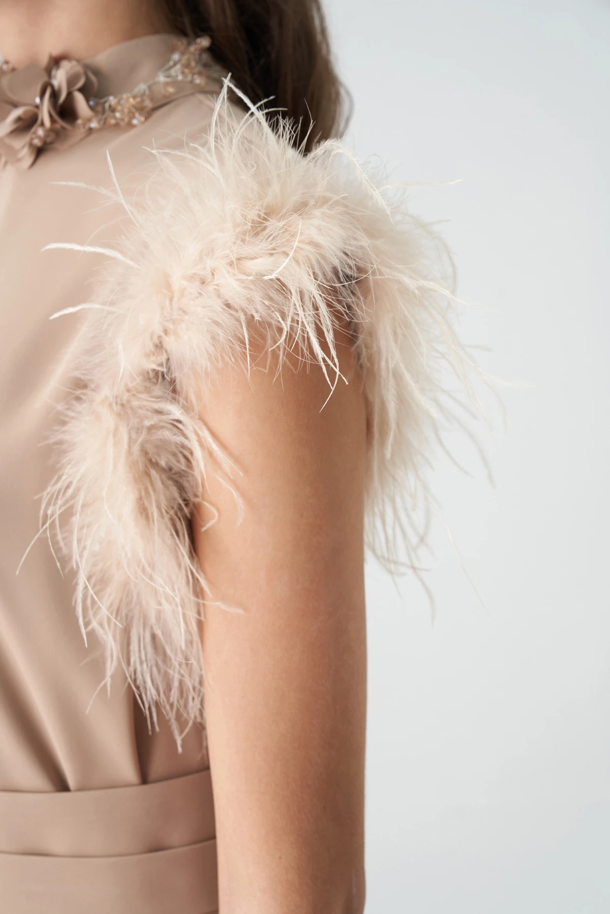 Asimetrik kolu tüylü elbise EL-4368