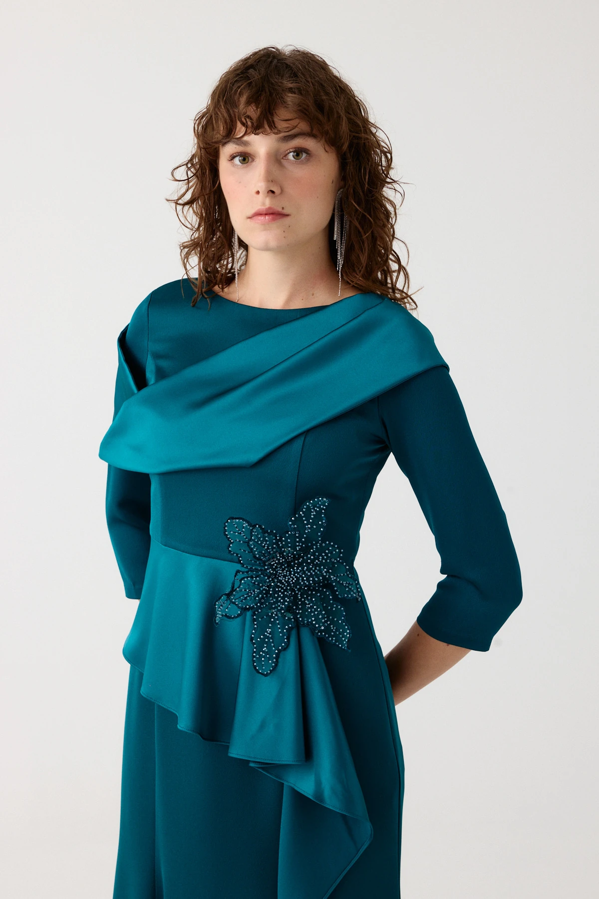 Saten detaylı çiçek aksesuarlı elbise EL-4362