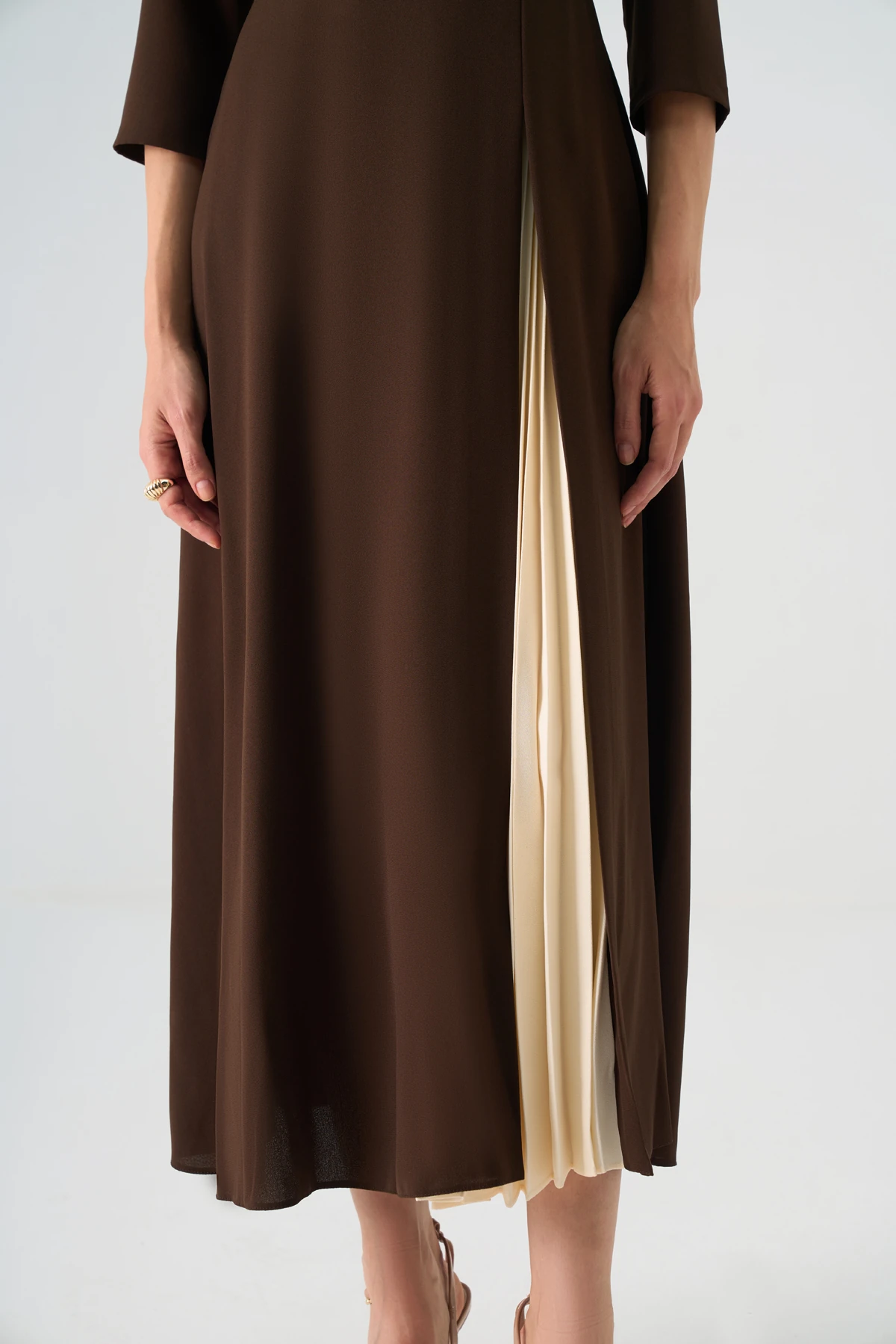 Yakası saten detaylı pilise midi krep elbise EL-4401