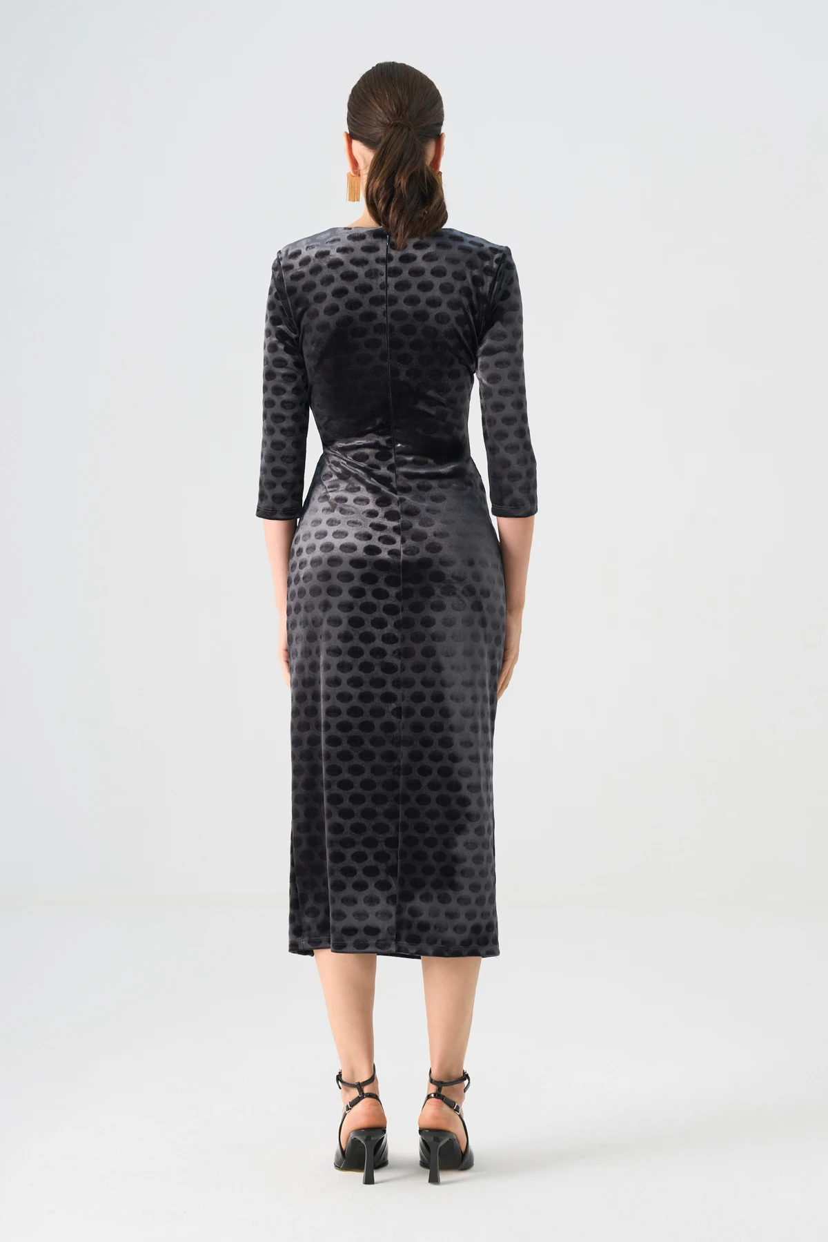 Bel büzgü detaylı gold aksesuarlı desenli kadife elbise EL-4436